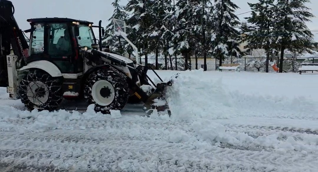 Adana’nın o ilçesinde kar hayatı durdurdu: Yollar kapandı, okullar tatil edildi
Adana’nın o ilçesinde kar hayatı durdurdu: Yollar kapandı, okullar tatil edildi