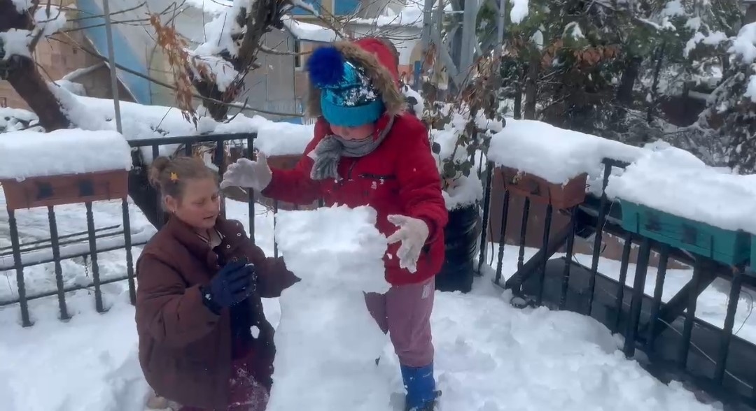 Adana’nın o ilçesinde kar hayatı durdurdu: Yollar kapandı, okullar tatil edildi
Adana’nın o ilçesinde kar hayatı durdurdu: Yollar kapandı, okullar tatil edildi