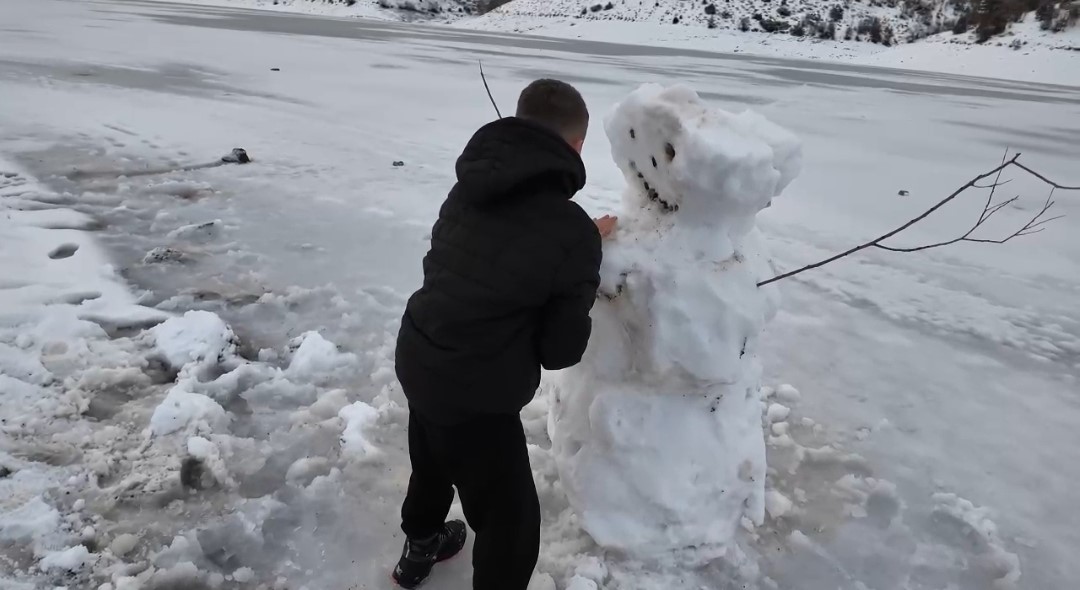 ’Adana’nın Sibiryası’nda Kürebeli Barajı buz tuttu
