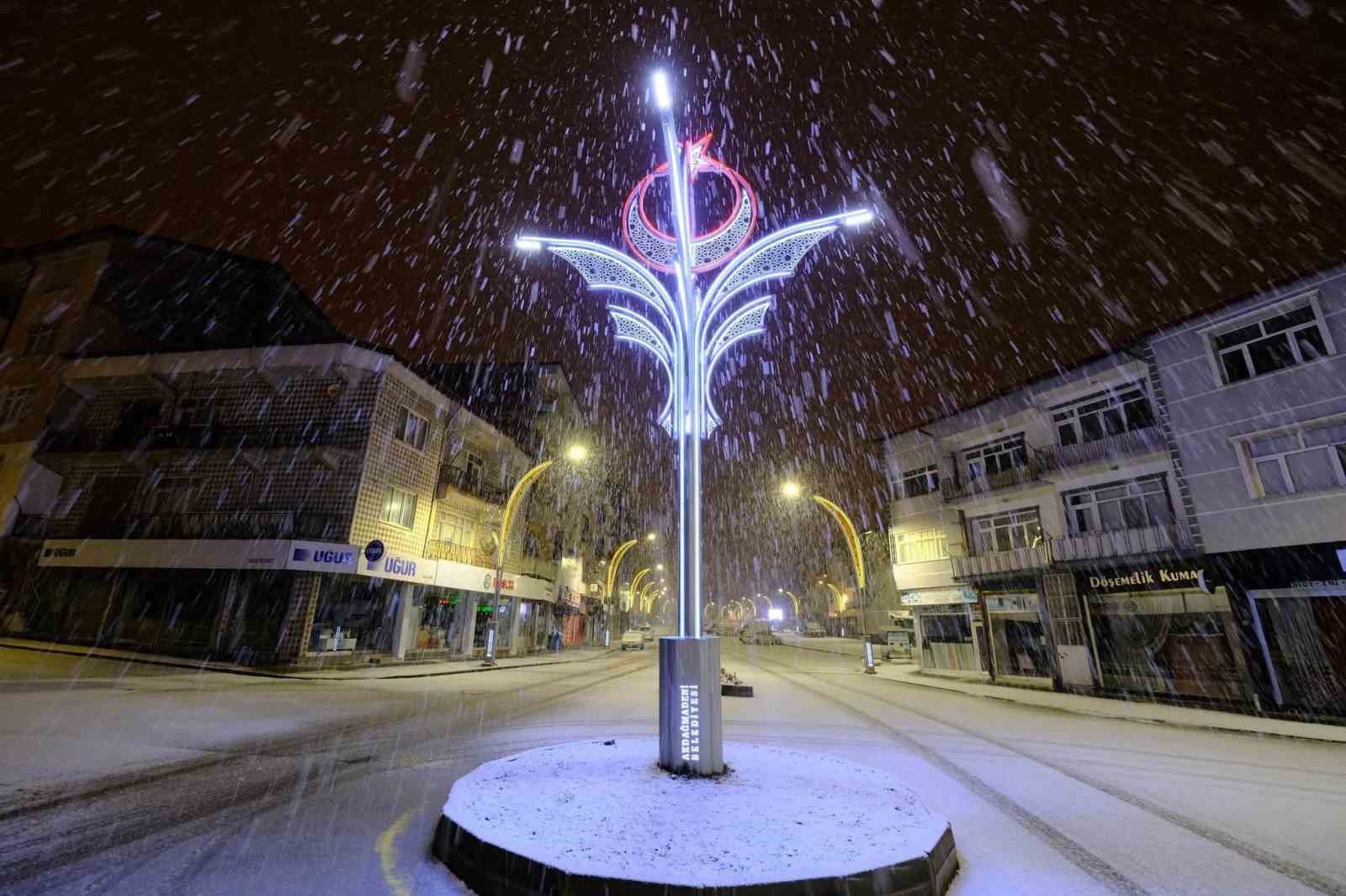 Akdağmadeni Belediyesi ekipleri yoğun kar mesaisinde
