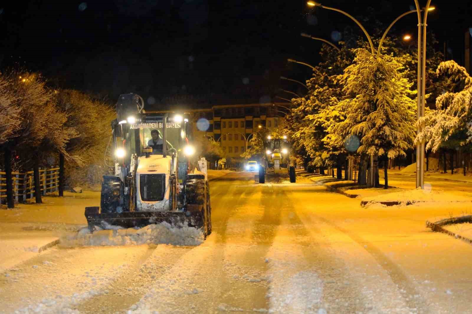 Akdağmadeni Belediyesi ekipleri yoğun kar mesaisinde
