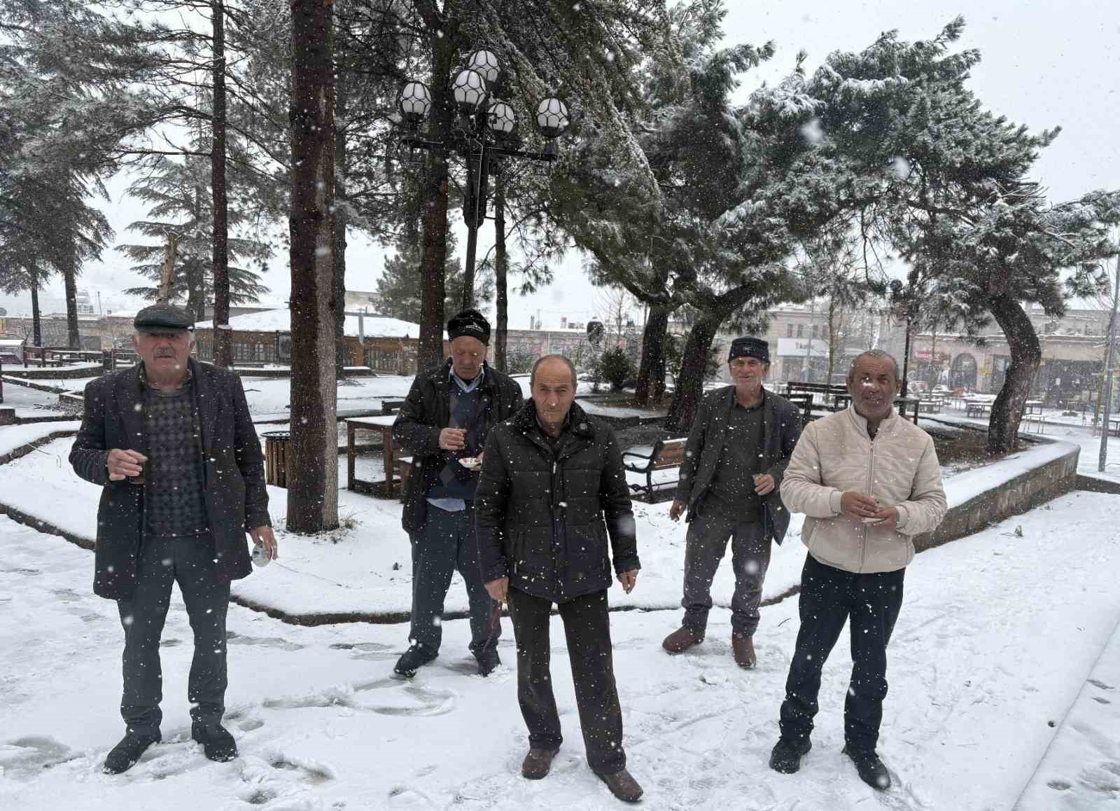 Aksaray’ın Güzelyurt ilçesinde kar yağışı etkisini sürdürüyor
Aksaray’ın Güzelyurt ilçesinde kar yağışı etkisini sürdürüyor