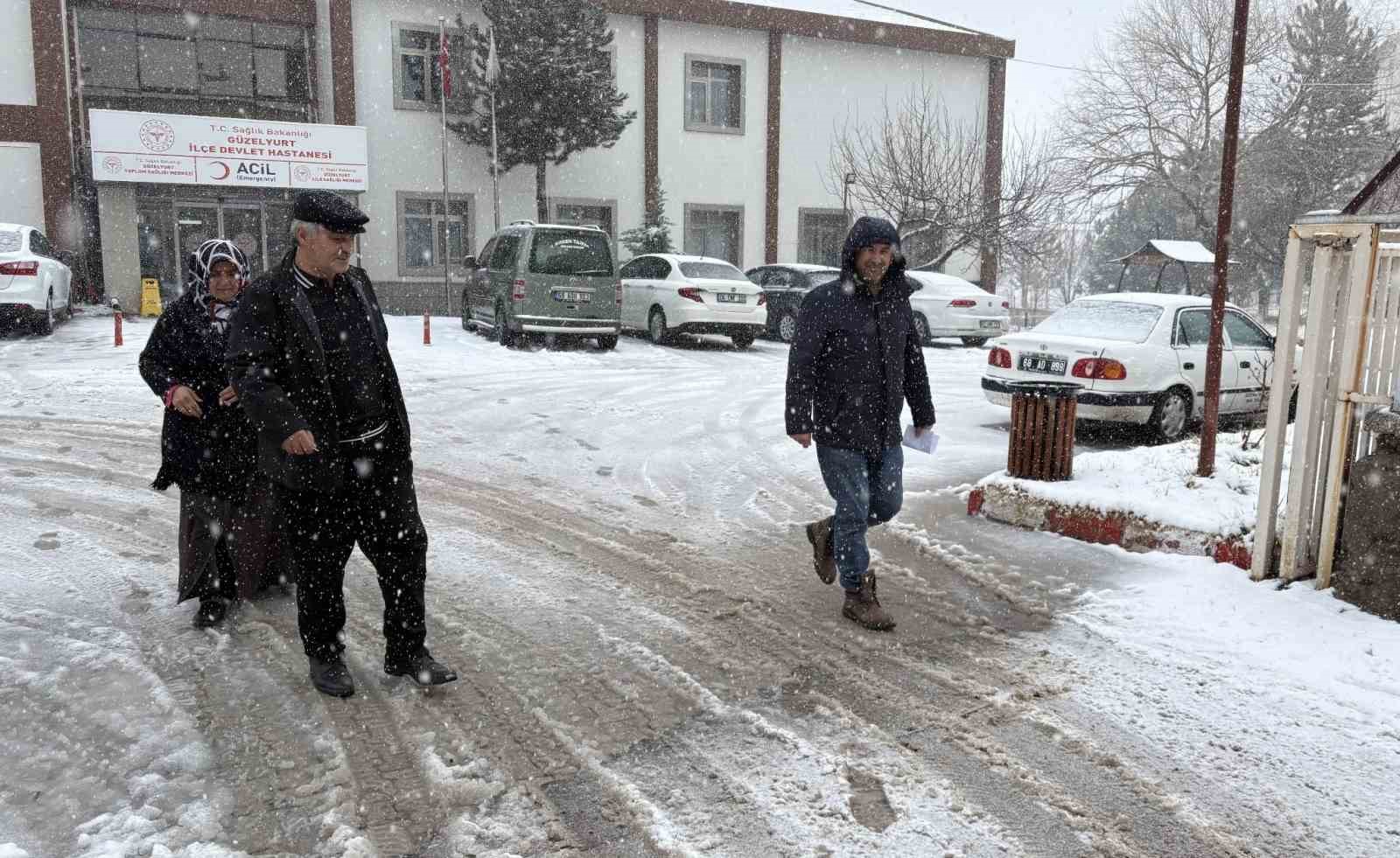 Aksaray’ın Güzelyurt ilçesinde kar yağışı etkisini sürdürüyor
Aksaray’ın Güzelyurt ilçesinde kar yağışı etkisini sürdürüyor