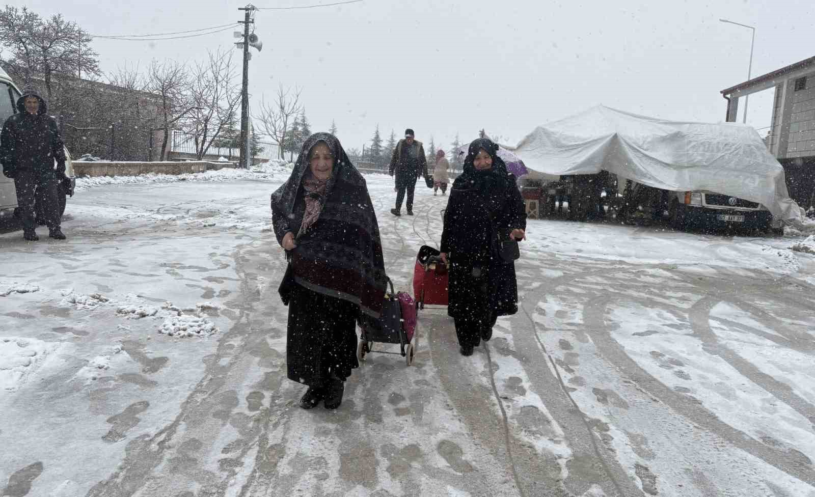 Aksaray’ın Güzelyurt ilçesinde kar yağışı etkisini sürdürüyor
Aksaray’ın Güzelyurt ilçesinde kar yağışı etkisini sürdürüyor