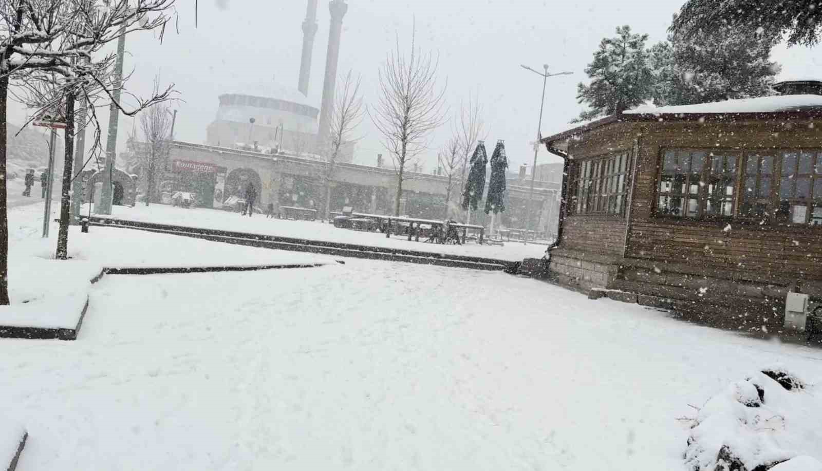 Aksaray’ın Güzelyurt ilçesinde kar yağışı etkisini sürdürüyor
Aksaray’ın Güzelyurt ilçesinde kar yağışı etkisini sürdürüyor