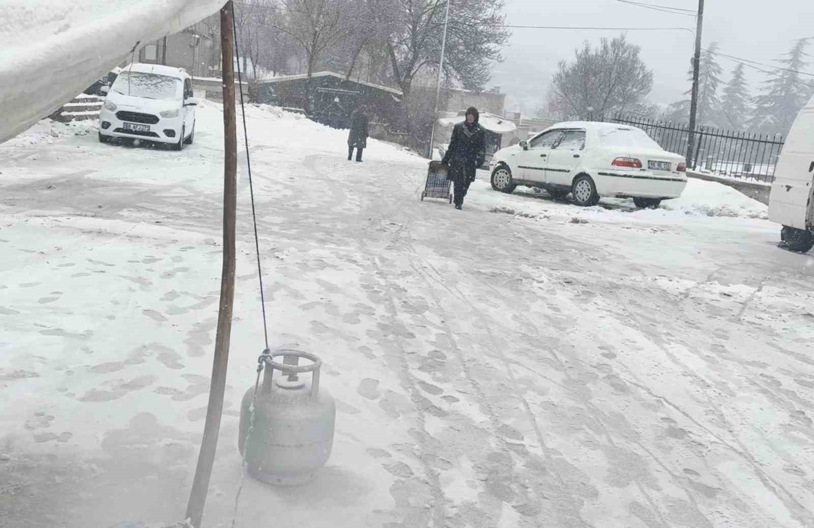 Aksaray’ın Güzelyurt ilçesinde kar yağışı etkisini sürdürüyor
Aksaray’ın Güzelyurt ilçesinde kar yağışı etkisini sürdürüyor