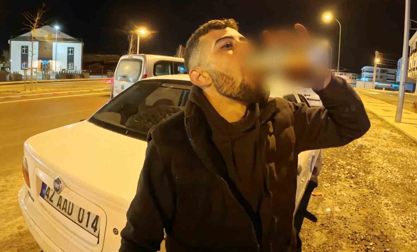 Alkollü araç kullanırken yakalandı, ehliyetine el konulunca araç başında içmeyi sürdürdü
Alkollü araç kullanırken yakalandı, ehliyetine el konulunca araç başında içmeyi sürdürdü