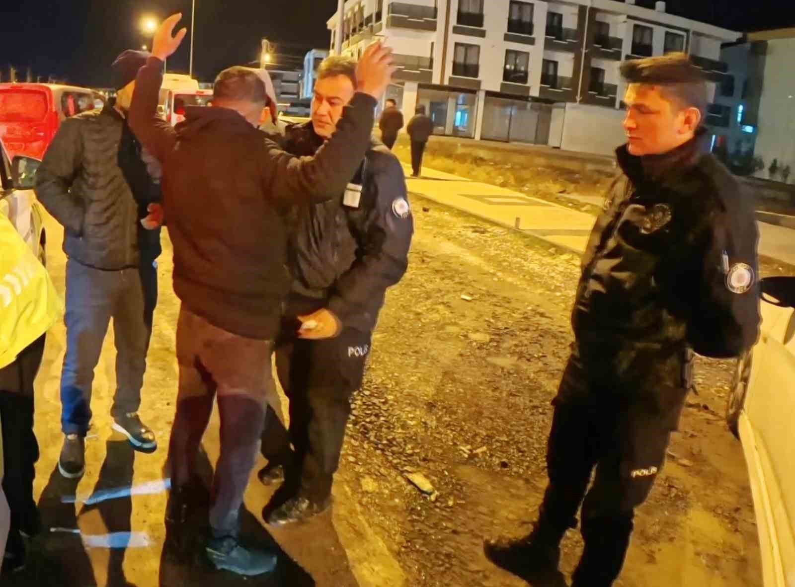 Alkollü araç kullanırken yakalandı, ehliyetine el konulunca araç başında içmeyi sürdürdü
Alkollü araç kullanırken yakalandı, ehliyetine el konulunca araç başında içmeyi sürdürdü