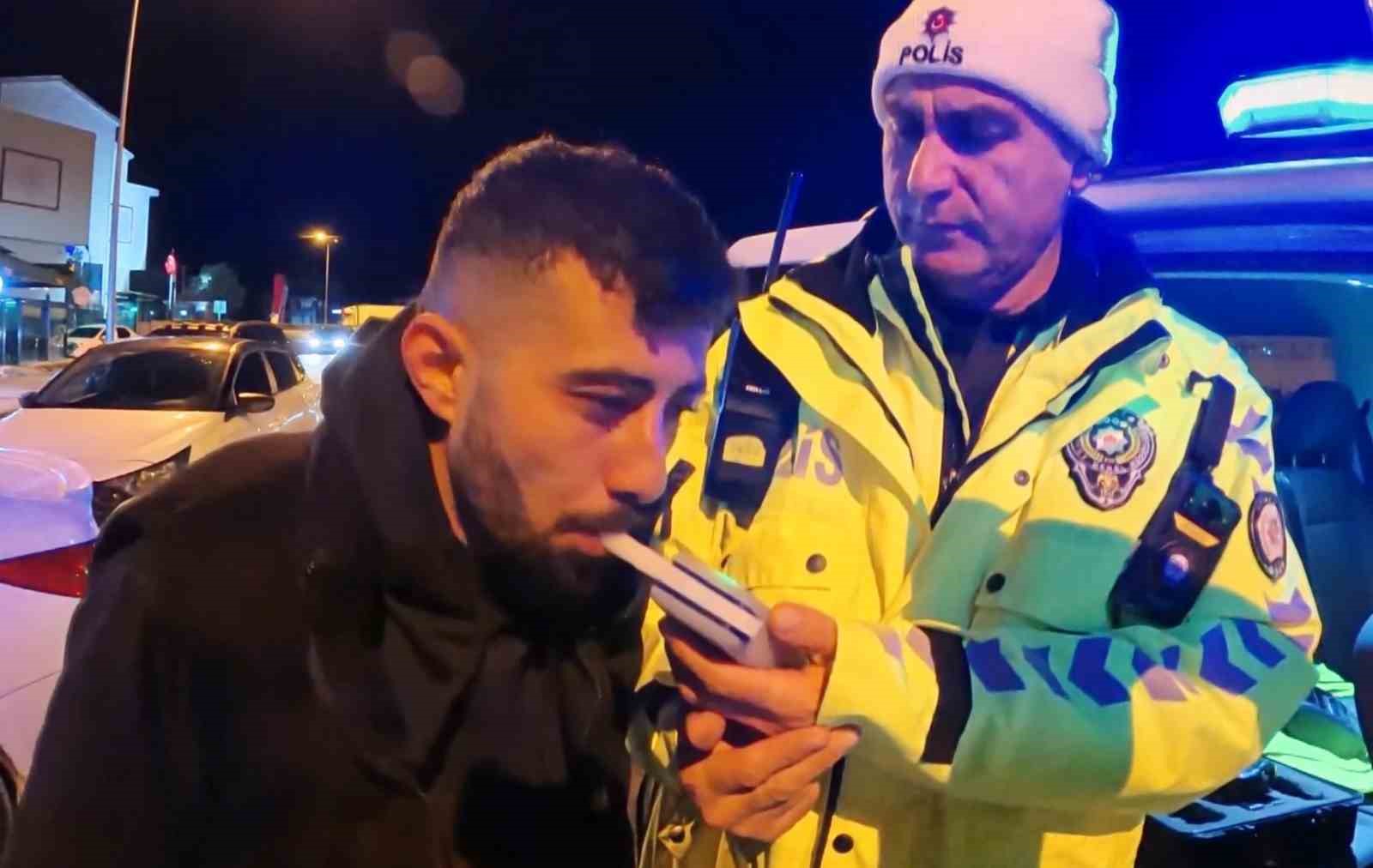 Alkollü araç kullanırken yakalandı, ehliyetine el konulunca araç başında içmeyi sürdürdü
Alkollü araç kullanırken yakalandı, ehliyetine el konulunca araç başında içmeyi sürdürdü