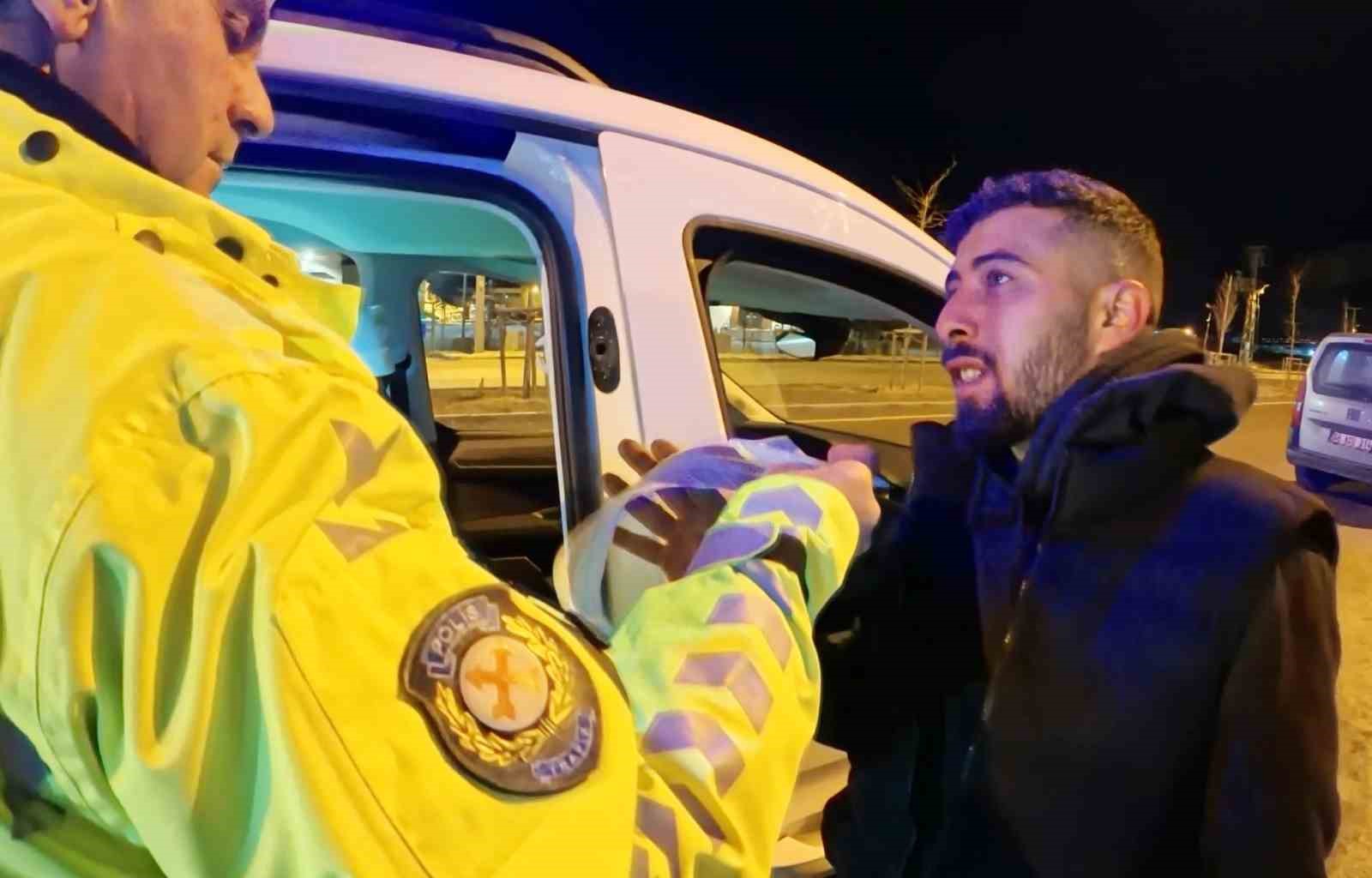 Alkollü araç kullanırken yakalandı, ehliyetine el konulunca araç başında içmeyi sürdürdü
Alkollü araç kullanırken yakalandı, ehliyetine el konulunca araç başında içmeyi sürdürdü