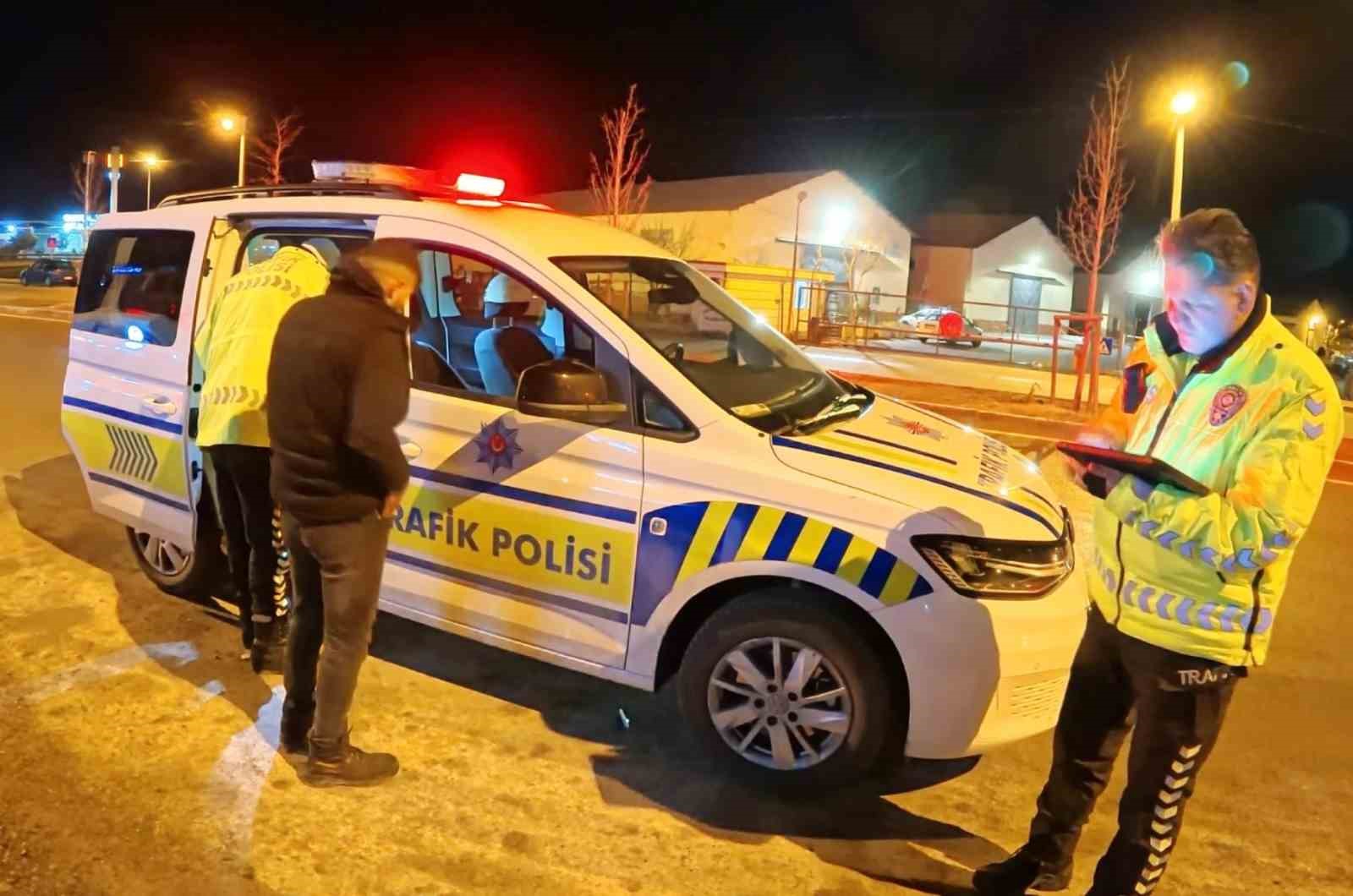 Alkollü araç kullanırken yakalandı, ehliyetine el konulunca araç başında içmeyi sürdürdü
Alkollü araç kullanırken yakalandı, ehliyetine el konulunca araç başında içmeyi sürdürdü