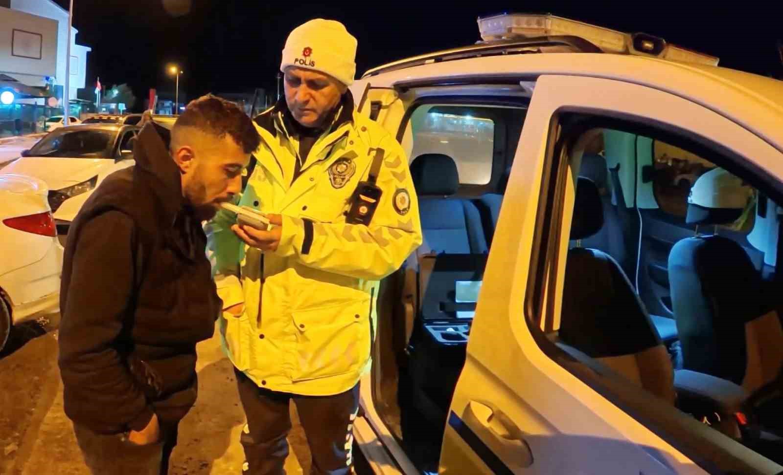 Alkollü araç kullanırken yakalandı, ehliyetine el konulunca araç başında içmeyi sürdürdü
Alkollü araç kullanırken yakalandı, ehliyetine el konulunca araç başında içmeyi sürdürdü