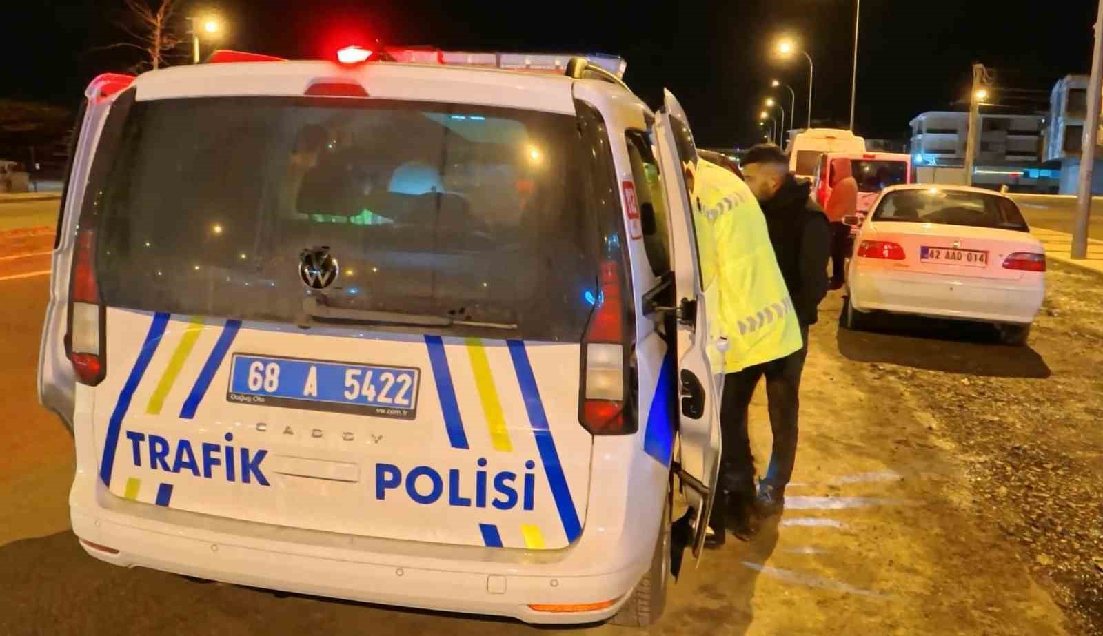 Alkollü araç kullanırken yakalandı, ehliyetine el konulunca araç başında içmeyi sürdürdü
Alkollü araç kullanırken yakalandı, ehliyetine el konulunca araç başında içmeyi sürdürdü