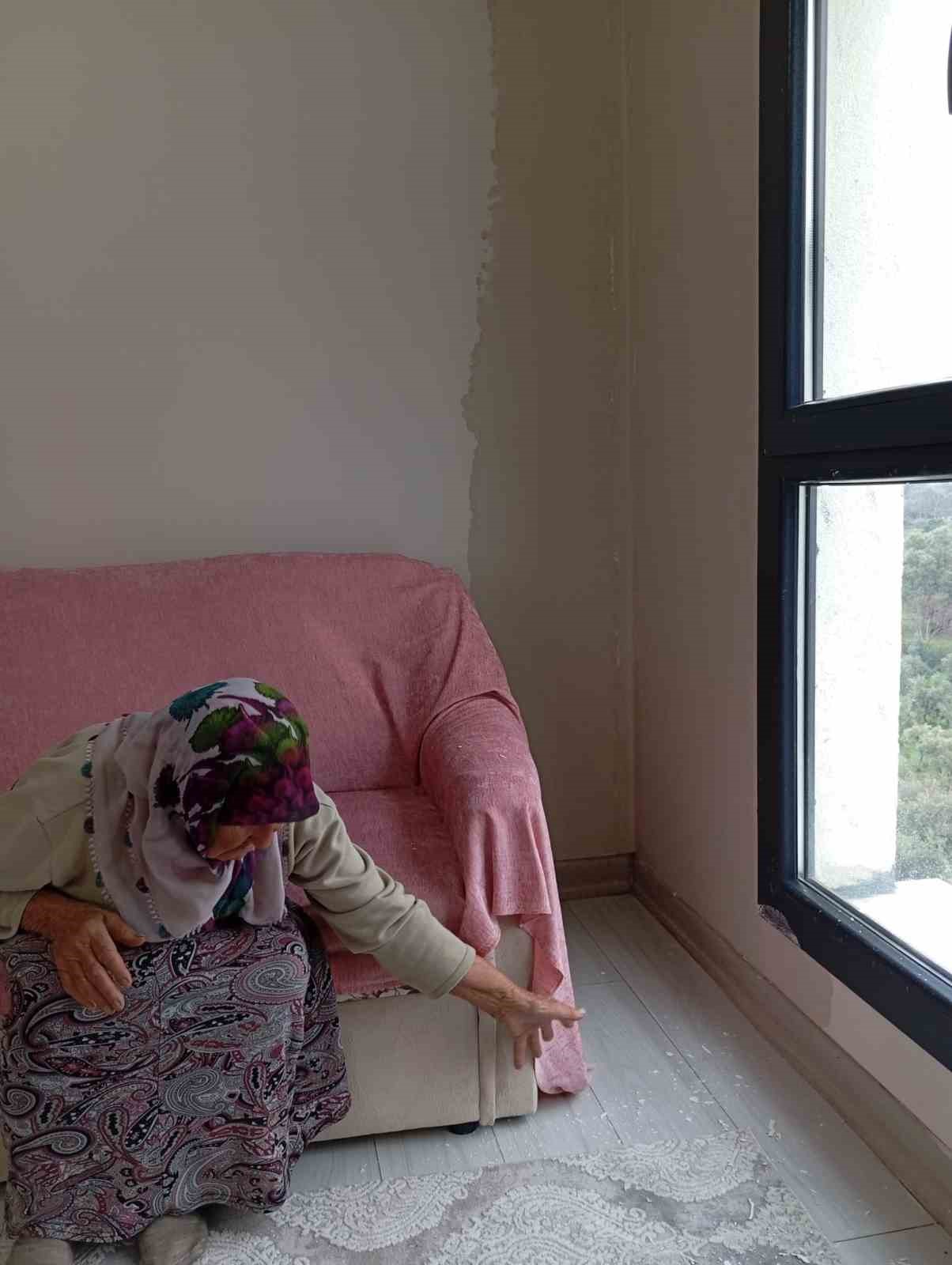 Apartman dairelerinin her yerinden su sızmaya başladı
