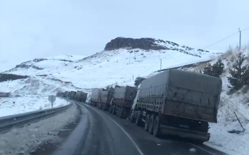 Ardahan’da ulaşıma kar ve tipi engeli
