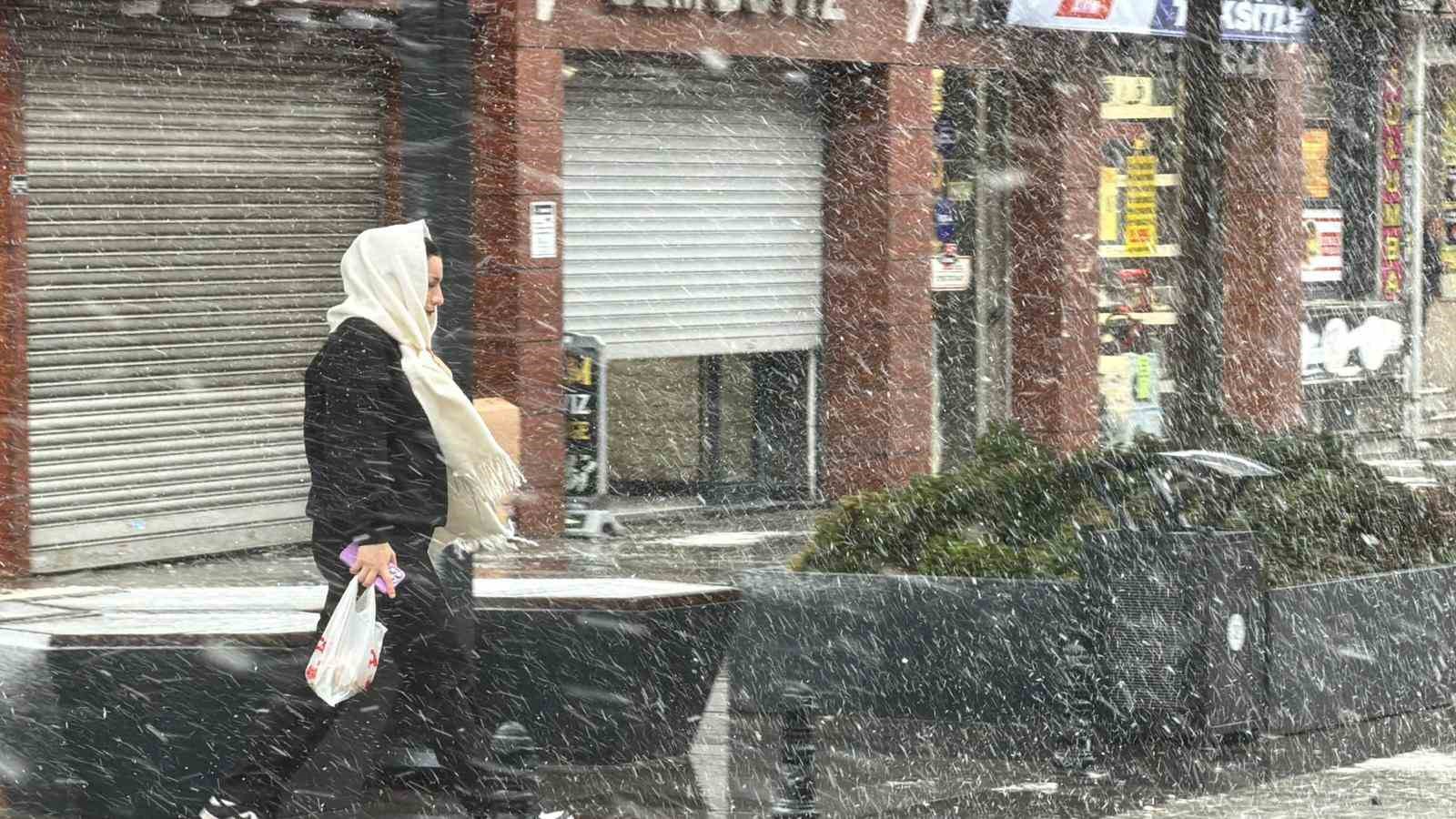 Arnavuköy’de kar yağışı
