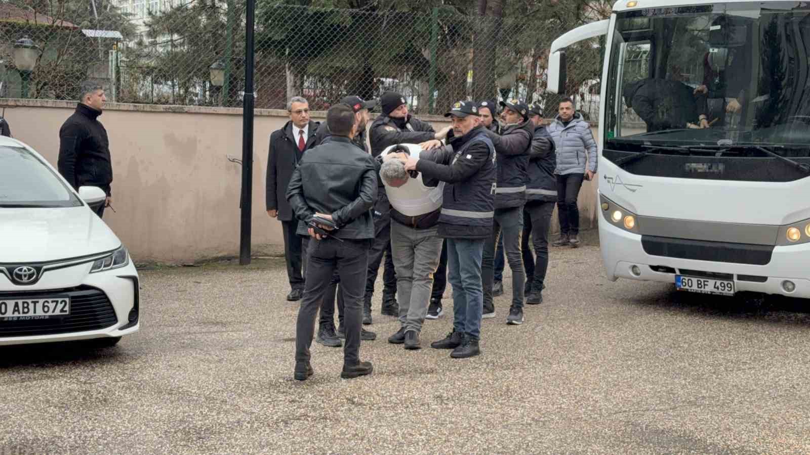 Babasını öldürdüğünü kabul etti
Babasını öldürdüğünü kabul etti