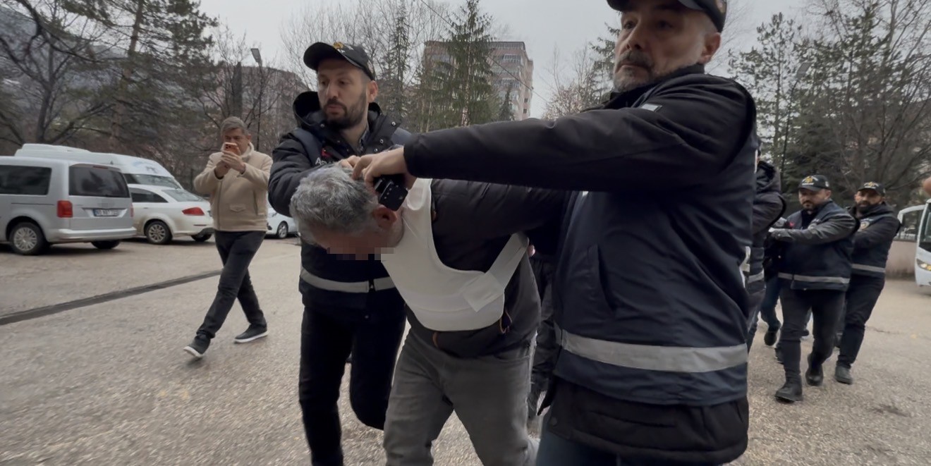 Babasını öldürdüğünü kabul etti
Babasını öldürdüğünü kabul etti