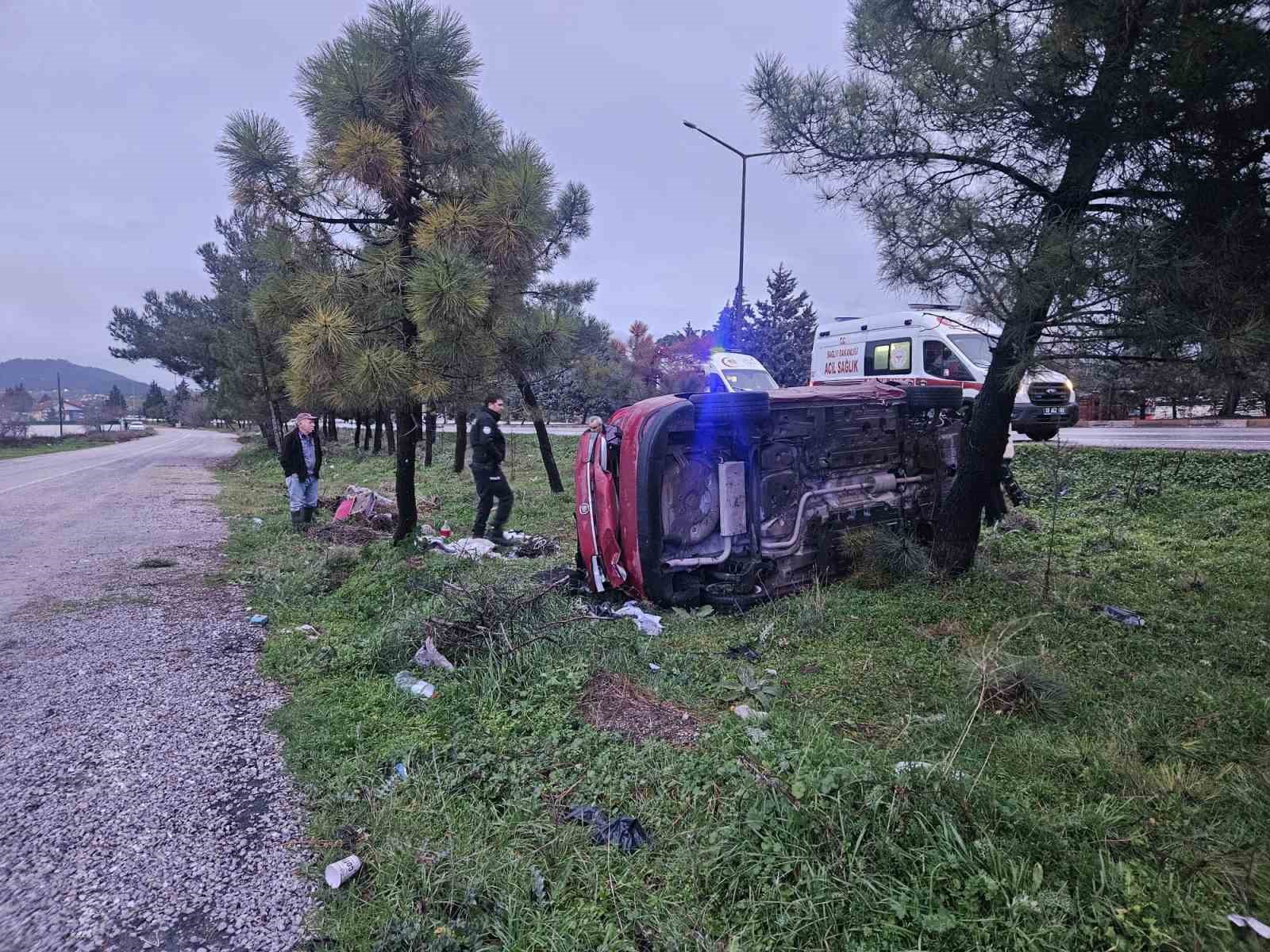 Balıkesir Çevre Yolu’nda takla atan otomobil yan yattı: 2 yaralı
