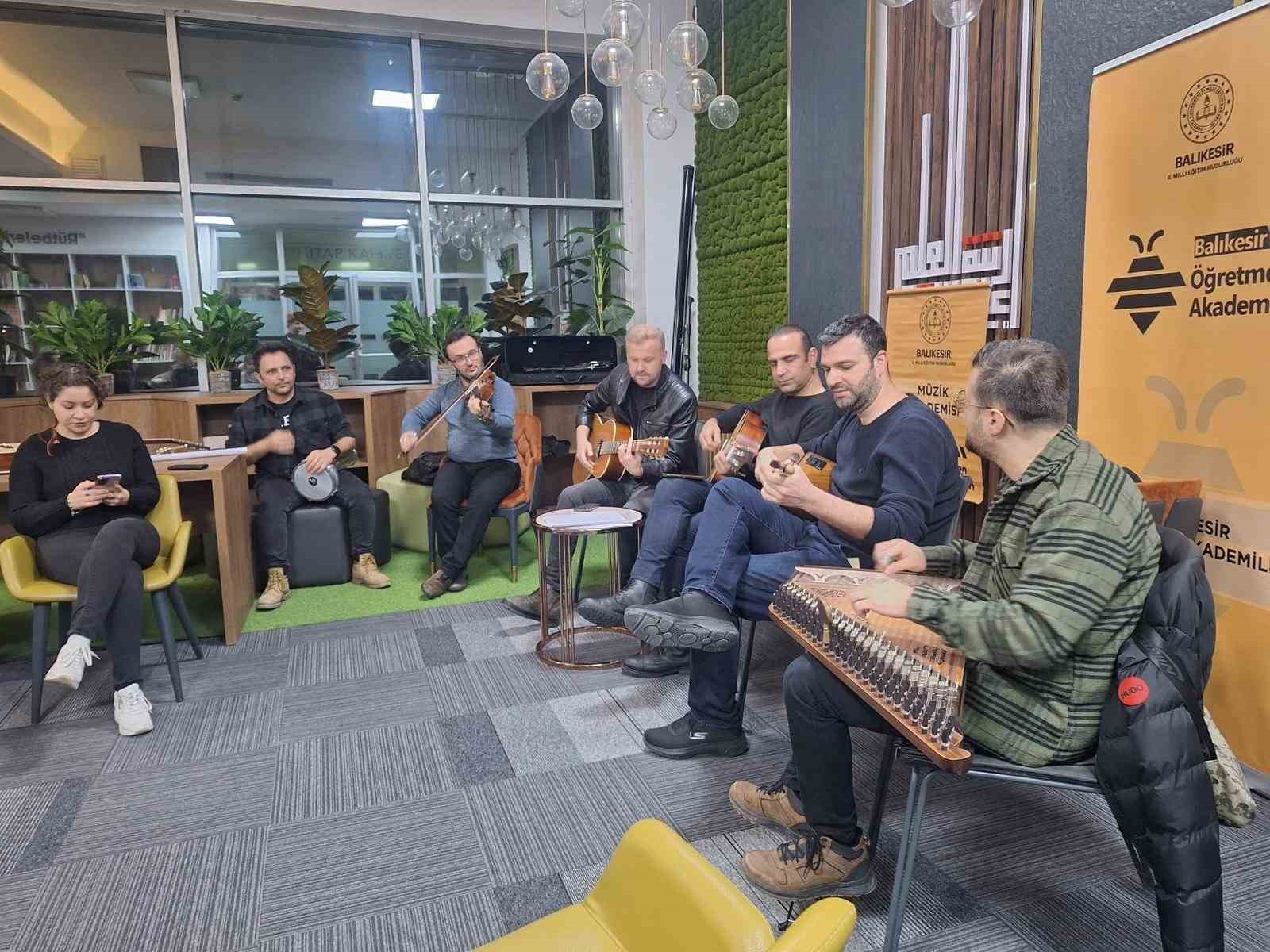 Balıkesirli öğretmenler hem çaldı, hem söyledi
