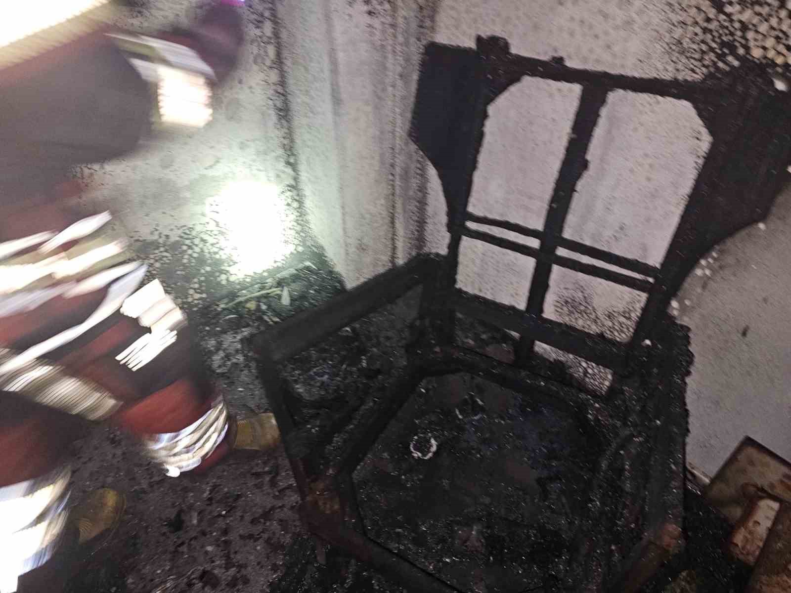 Bandırma’da ev yangını: 6 kişi tahliye edildi
Bandırma’da ev yangını: 6 kişi tahliye edildi