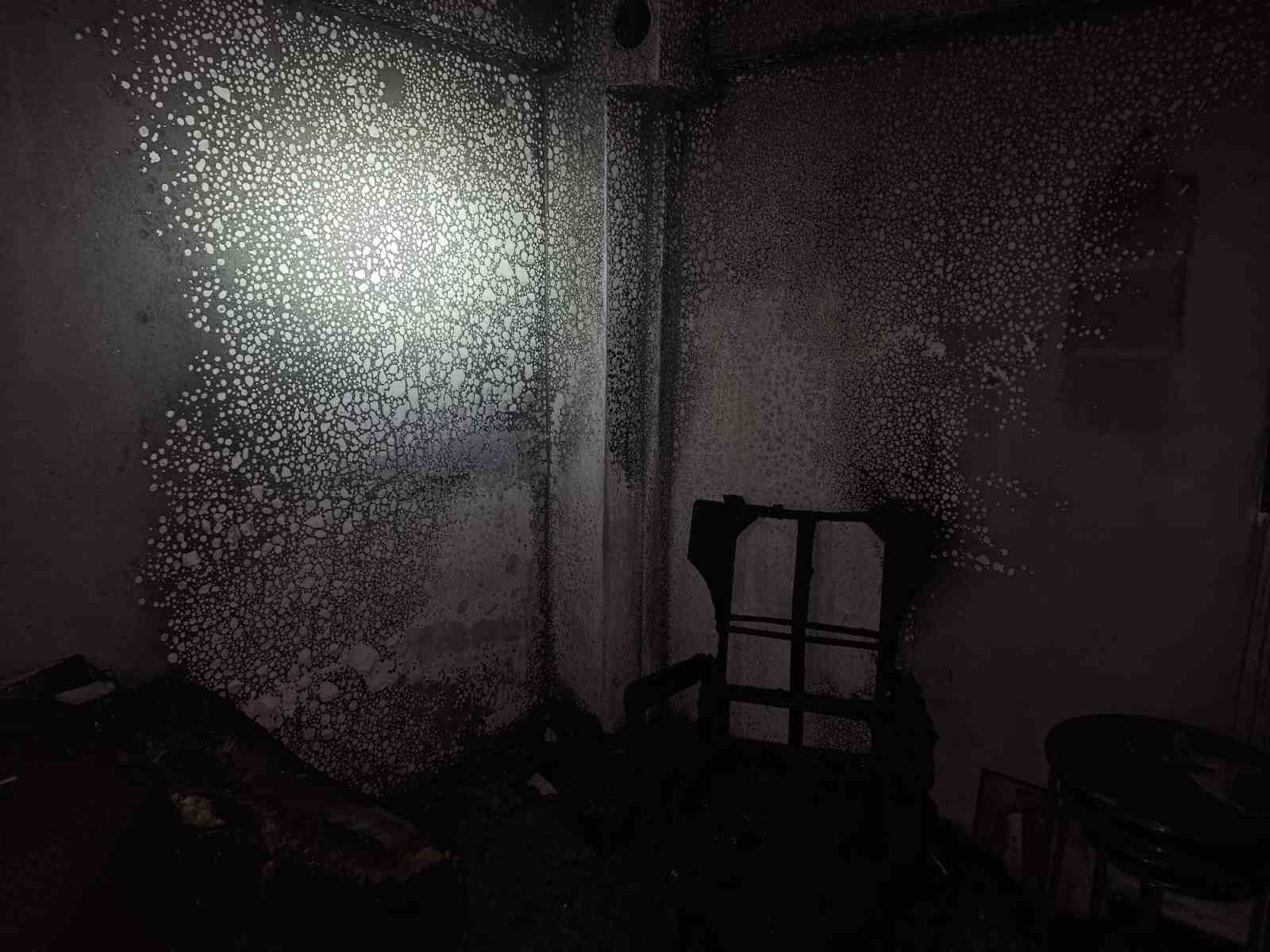 Bandırma’da ev yangını: 6 kişi tahliye edildi
Bandırma’da ev yangını: 6 kişi tahliye edildi