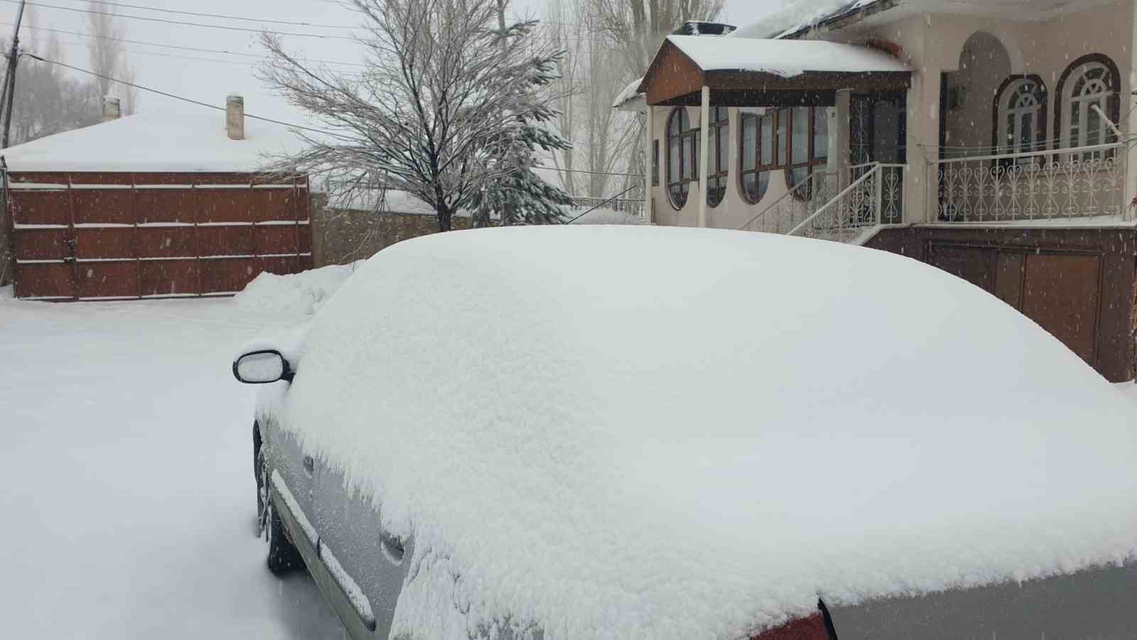 Başkale’de 19 yerleşim yerinin yolu ulaşıma kapandı
