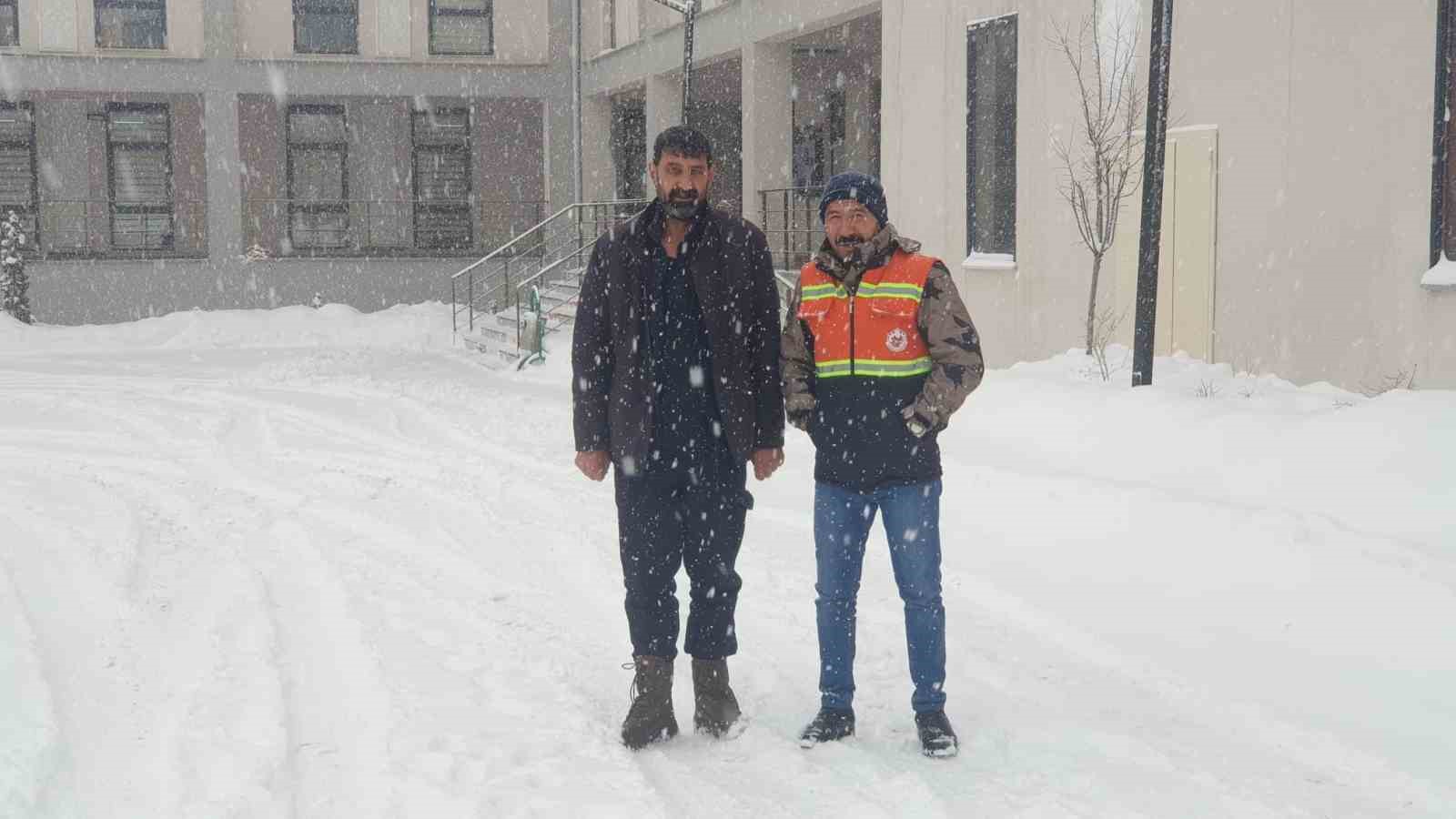 Başkale’de 19 yerleşim yerinin yolu ulaşıma kapandı
