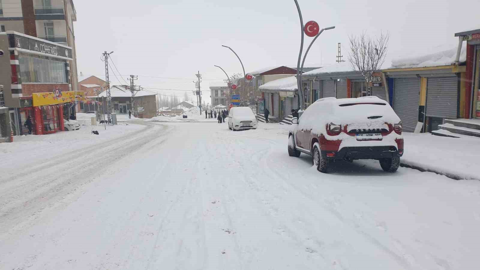 Başkale’de 19 yerleşim yerinin yolu ulaşıma kapandı
