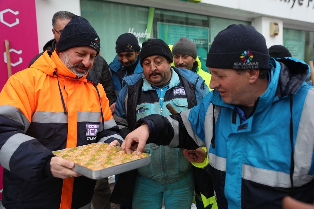 Başkan Çolakbayrakdar: "Bereketle gelen kar yağışına karşı çalışmalar aralıksız sürüyor"
