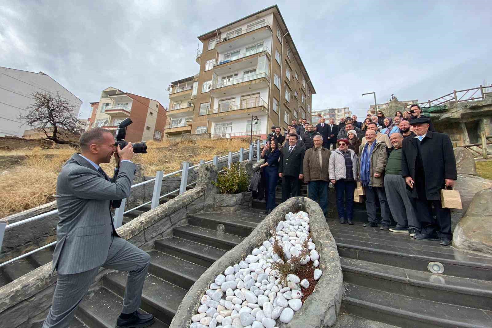 Başkan Özdemir: "Gazeteciler en özel günlerinde bile mesleklerini bırakamıyor"
Başkan Özdemir: "Gazeteciler en özel günlerinde bile mesleklerini bırakamıyor"
