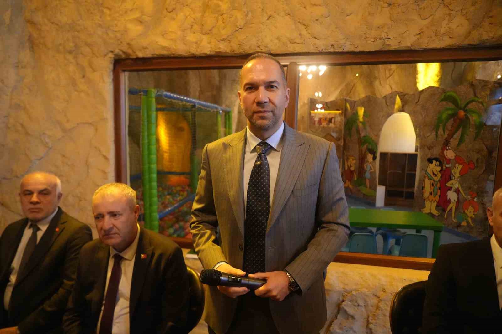 Başkan Özdemir: "Gazeteciler en özel günlerinde bile mesleklerini bırakamıyor"
Başkan Özdemir: "Gazeteciler en özel günlerinde bile mesleklerini bırakamıyor"