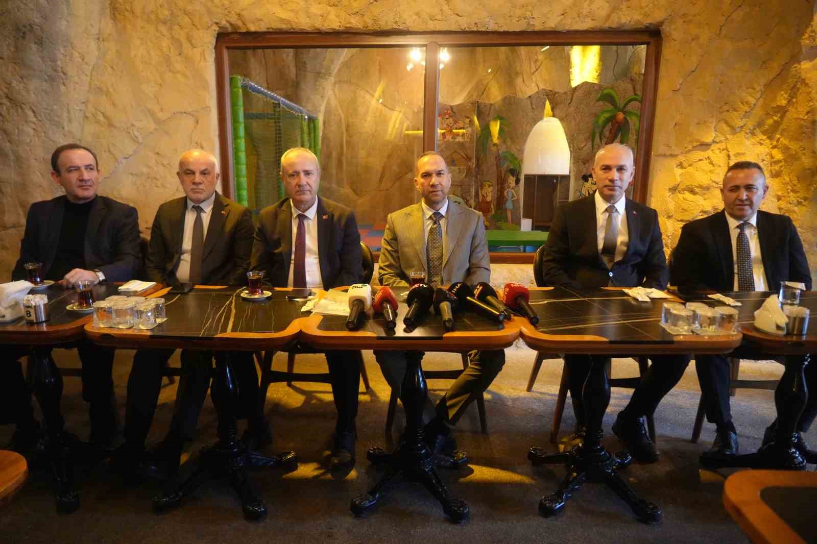 Başkan Özdemir: "Gazeteciler en özel günlerinde bile mesleklerini bırakamıyor"
Başkan Özdemir: "Gazeteciler en özel günlerinde bile mesleklerini bırakamıyor"