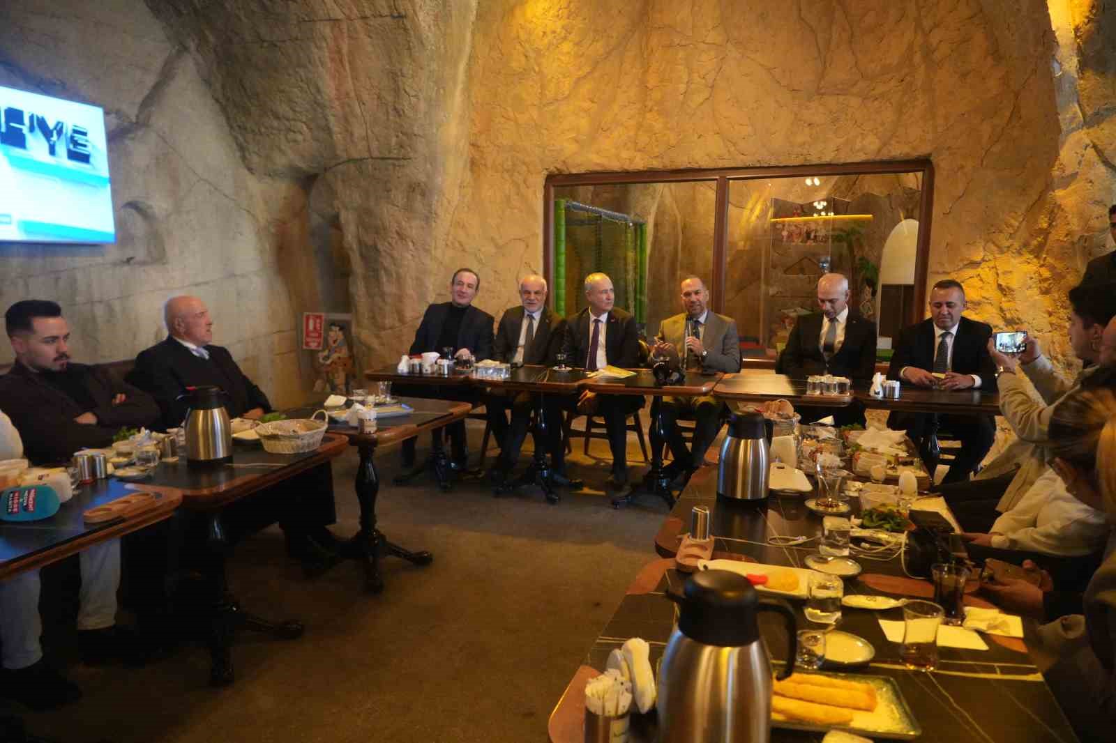 Başkan Özdemir: "Gazeteciler en özel günlerinde bile mesleklerini bırakamıyor"
Başkan Özdemir: "Gazeteciler en özel günlerinde bile mesleklerini bırakamıyor"