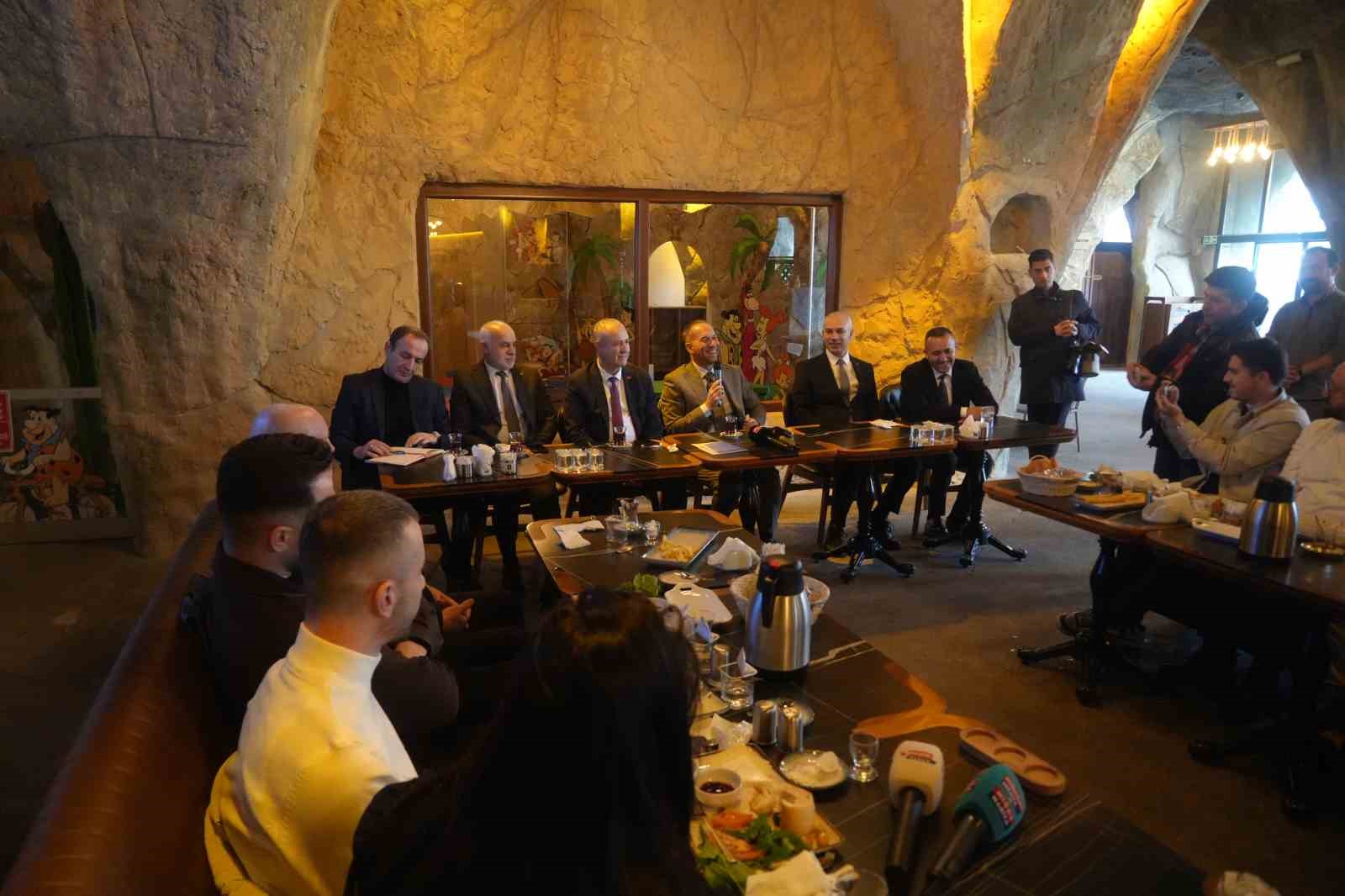 Başkan Özdemir: "Gazeteciler en özel günlerinde bile mesleklerini bırakamıyor"
Başkan Özdemir: "Gazeteciler en özel günlerinde bile mesleklerini bırakamıyor"