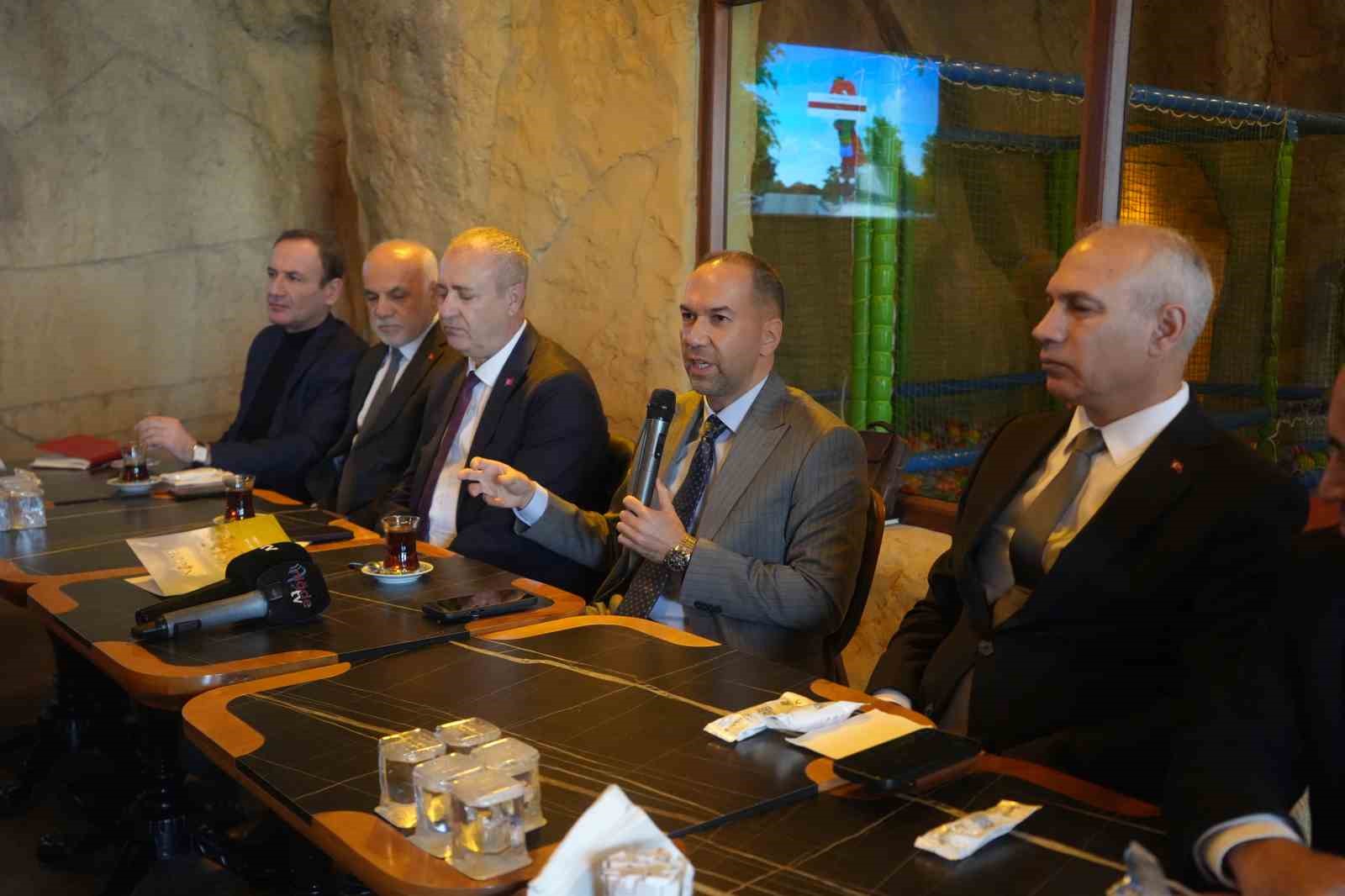 Başkan Özdemir: "Gazeteciler en özel günlerinde bile mesleklerini bırakamıyor"
Başkan Özdemir: "Gazeteciler en özel günlerinde bile mesleklerini bırakamıyor"