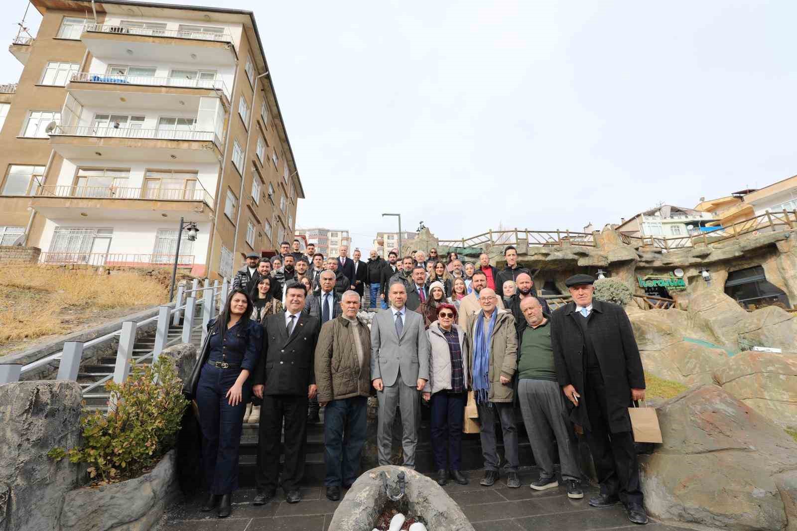 Başkan Özdemir: "Gazeteciler en özel günlerinde bile mesleklerini bırakamıyor"
Başkan Özdemir: "Gazeteciler en özel günlerinde bile mesleklerini bırakamıyor"