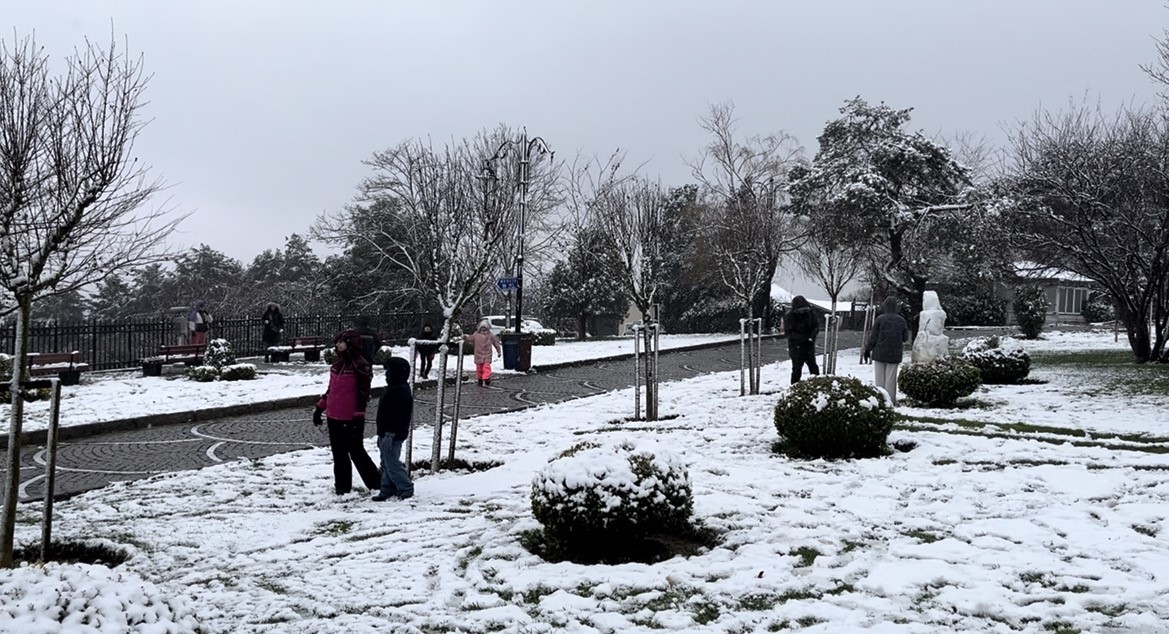 Beyaza bürünen Çamlıca’da kar topu savaşı görenleri gülümsetti
