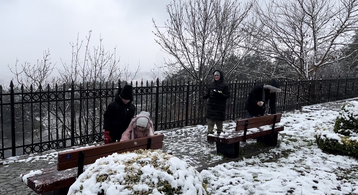 Beyaza bürünen Çamlıca’da kar topu savaşı görenleri gülümsetti
