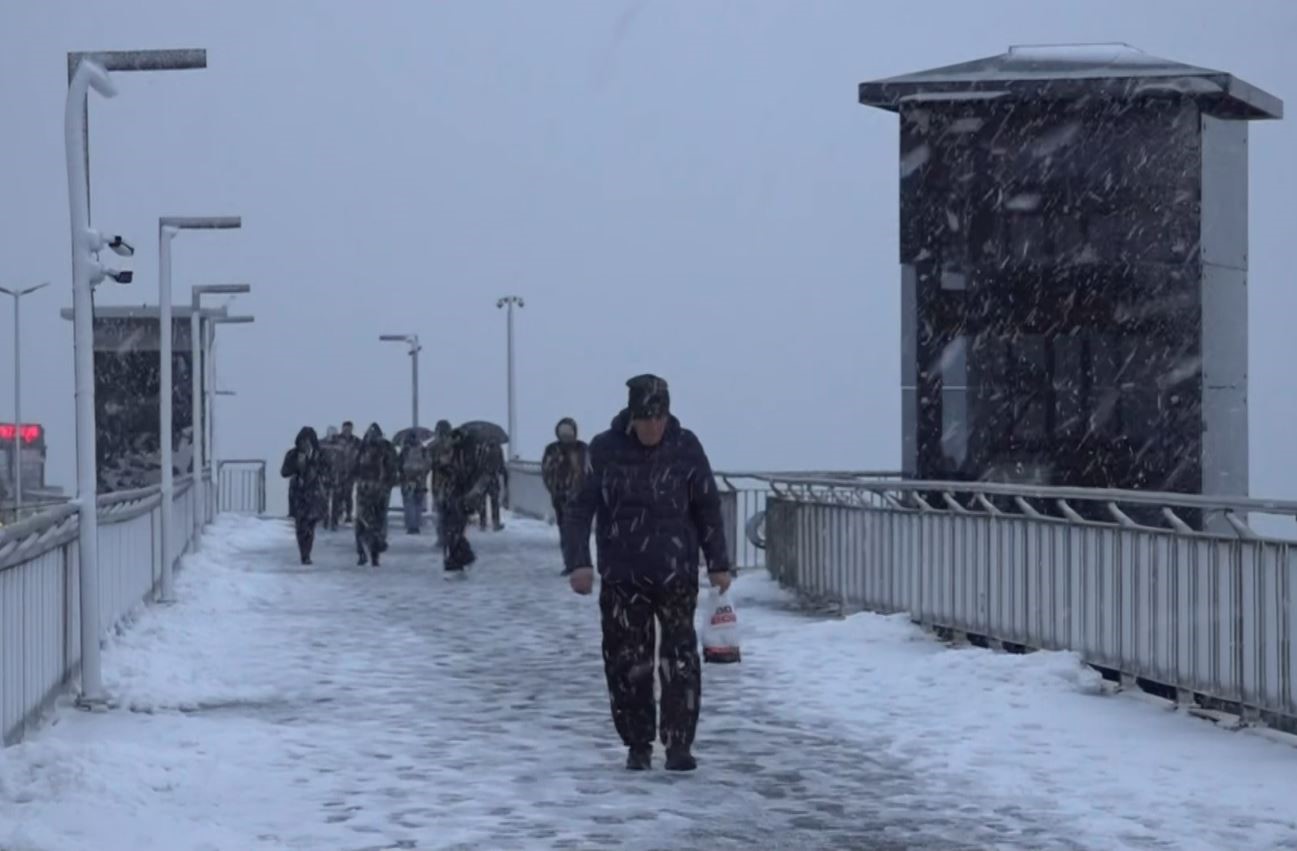Beylikdüzü metrobüst üst geçidi karla kaplandı
