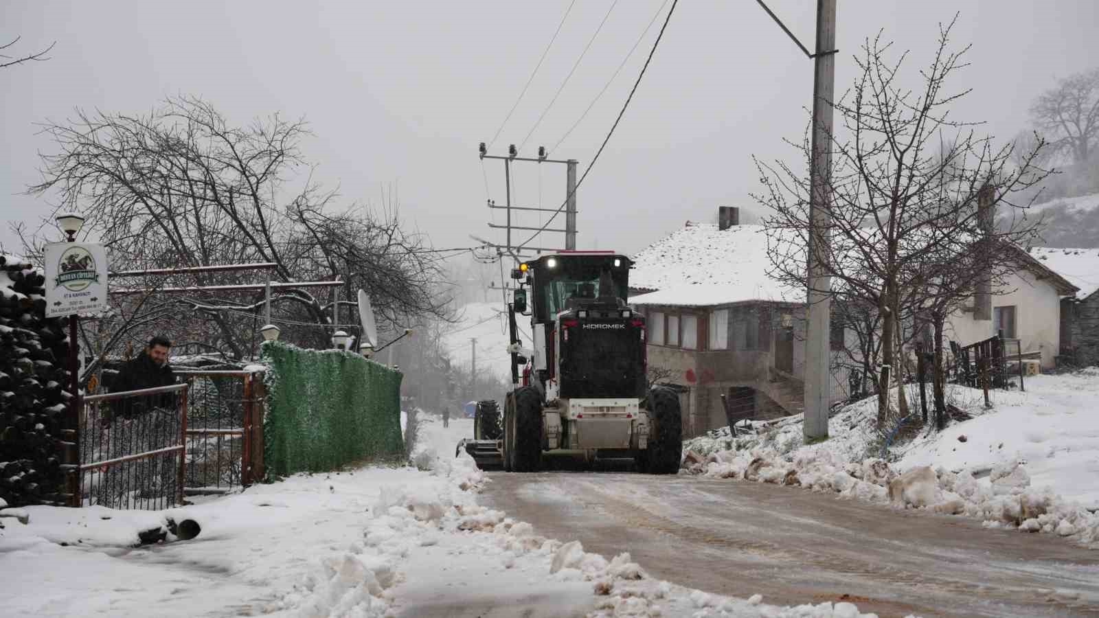 Biga’da karla kaplanan 2 köy yolu açıldı
