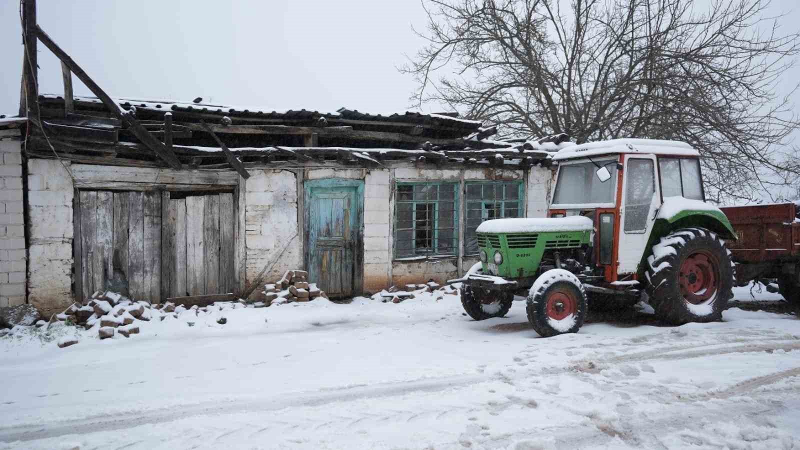 Biga’da karla kaplanan 2 köy yolu açıldı
