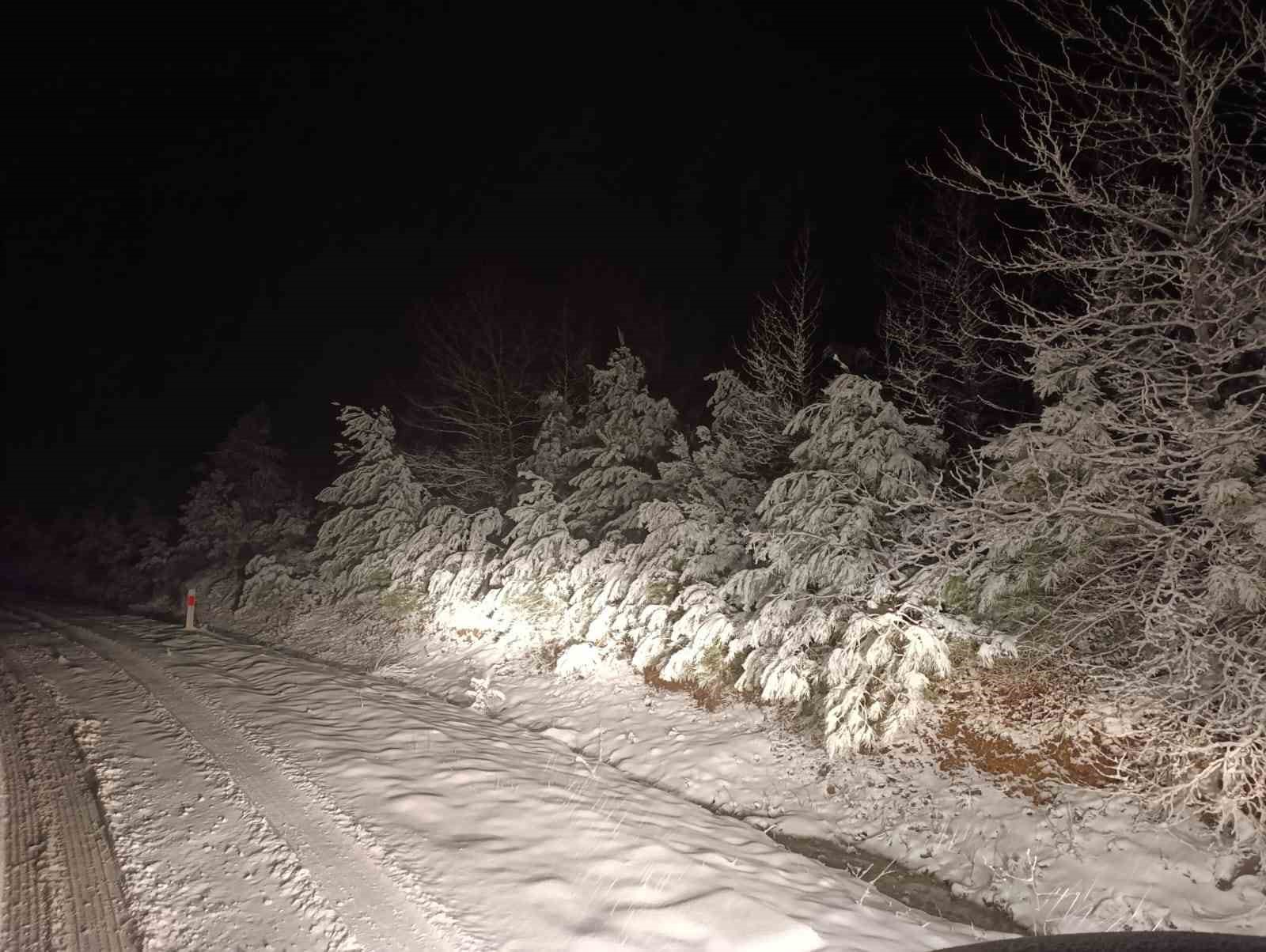 Biga’da karla kaplanan 2 köy yolu açıldı
