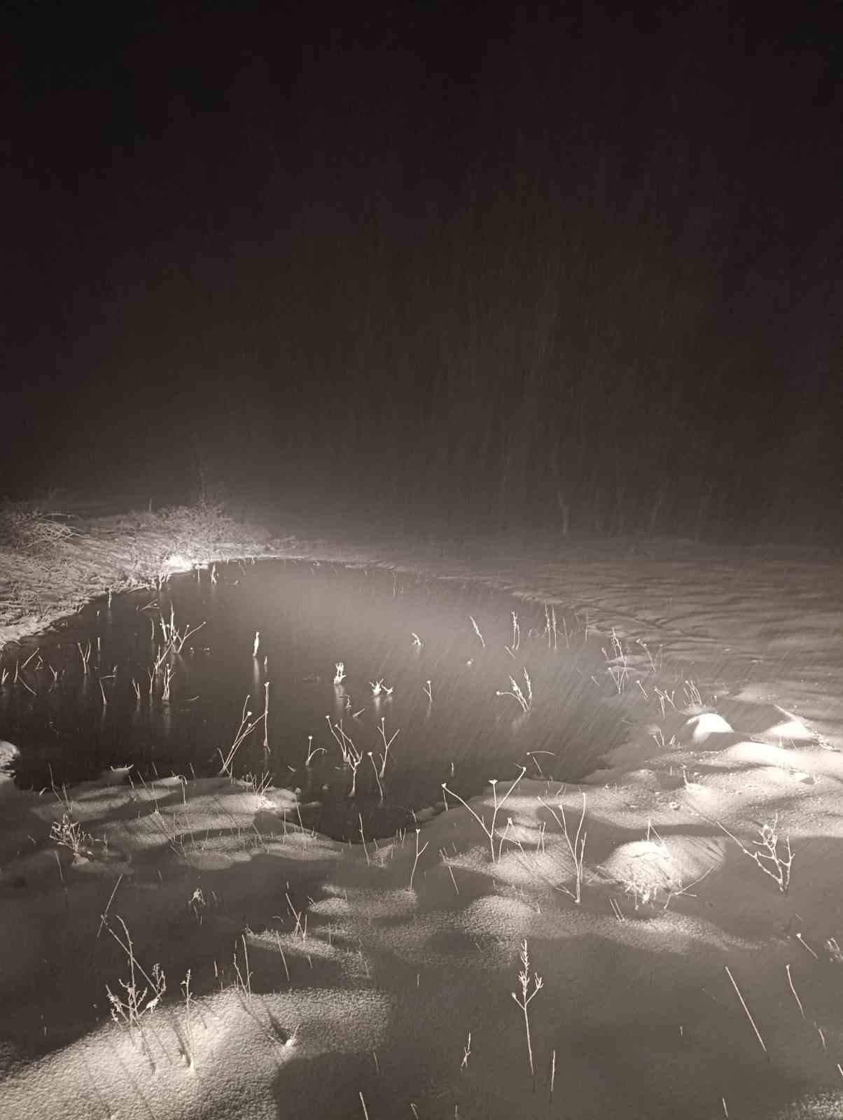 Biga’da karla kaplanan 2 köy yolu açıldı
