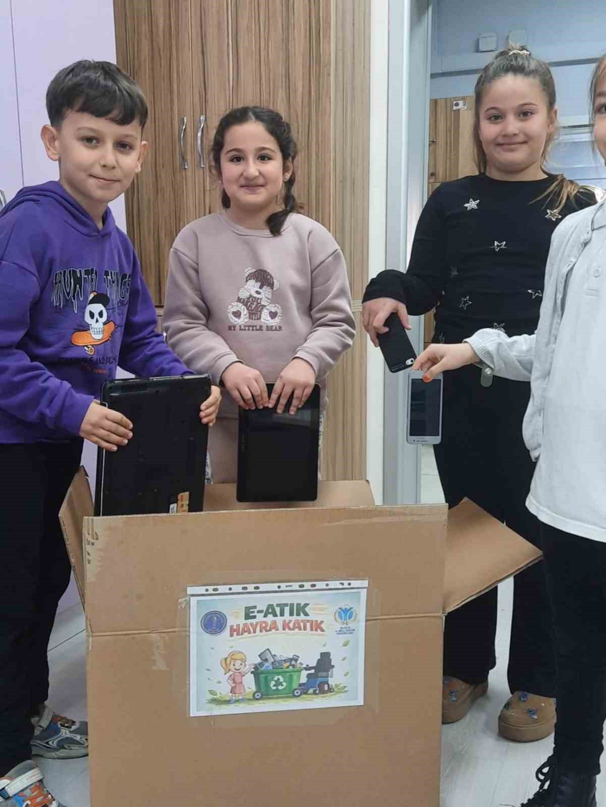 Bilecik’te E-atıklar akülü tekerlekli sandalyeye dönüşüyor
Bilecik’te E-atıklar akülü tekerlekli sandalyeye dönüşüyor