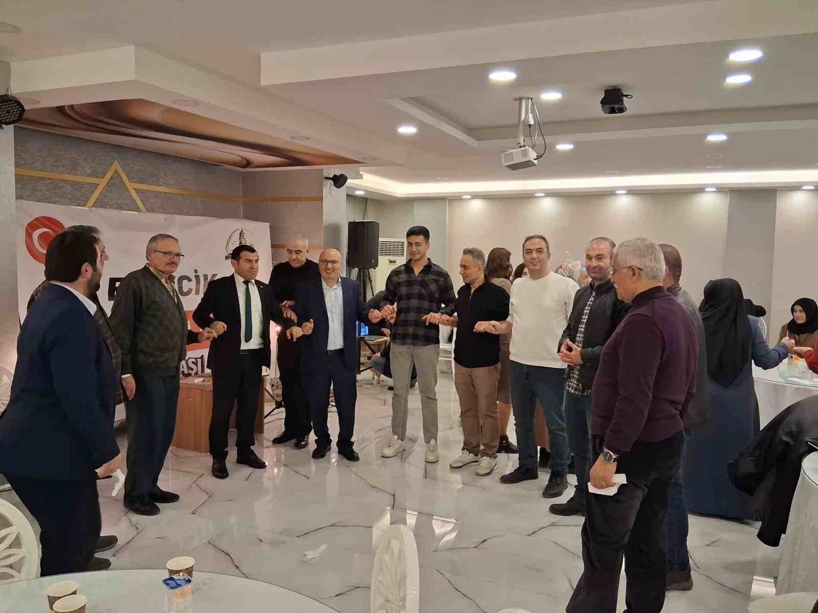 Bilecik’te yaşayan Yozgatlılar ’Arabaşı Gecesi’nde bir araya geldi
Bilecik’te yaşayan Yozgatlılar ’Arabaşı Gecesi’nde bir araya geldi