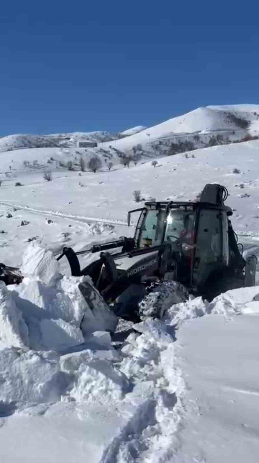 Bingöl genelinde karla mücadele sürüyor, 219 köy yolu kapalı
Bingöl genelinde karla mücadele sürüyor, 219 köy yolu kapalı