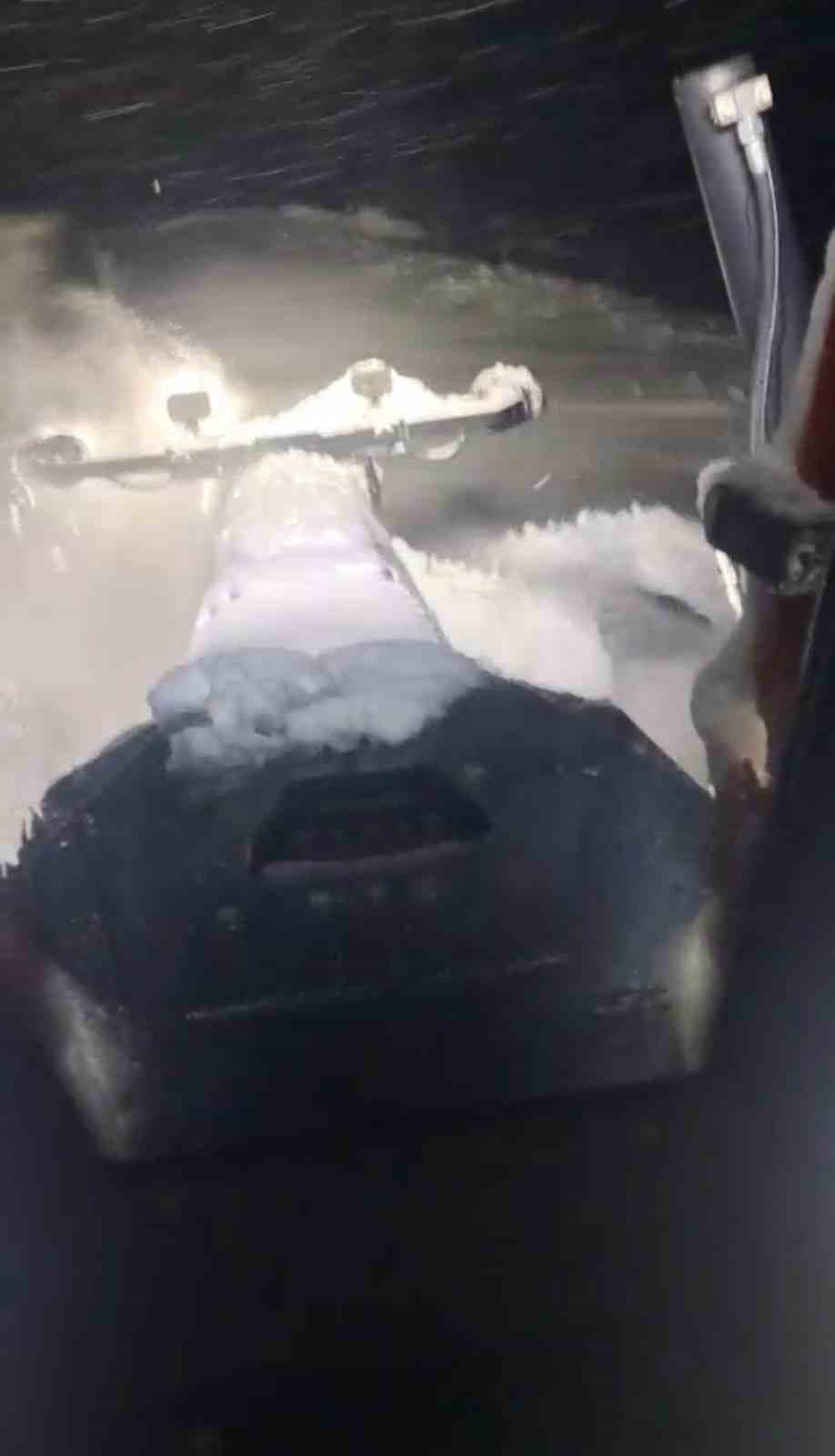 Bingöl genelinde karla mücadele sürüyor, 219 köy yolu kapalı
Bingöl genelinde karla mücadele sürüyor, 219 köy yolu kapalı