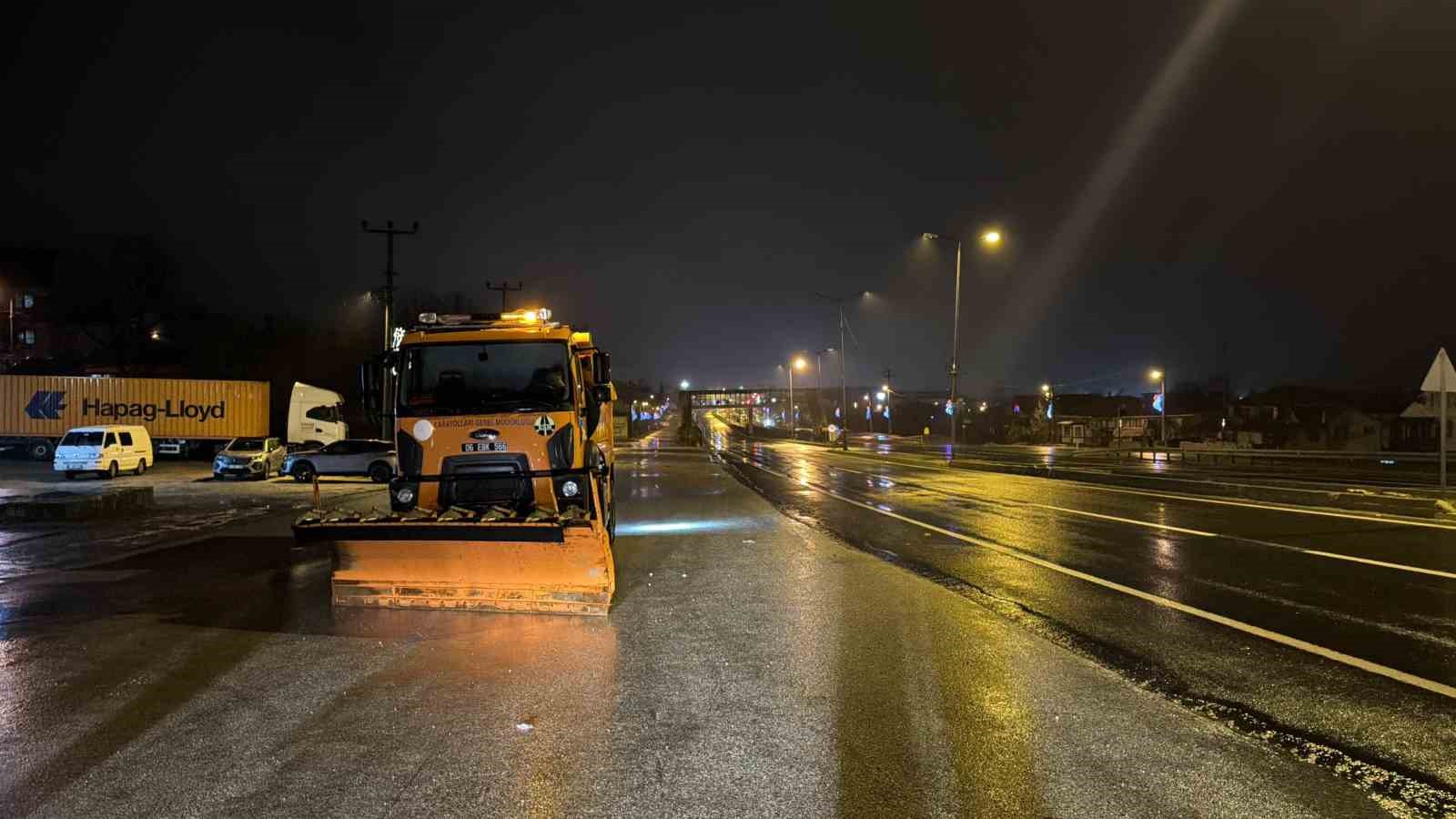 Bolu Dağı’nda sis ve sağanak yağış etkili: Karayolları ekipleri teyakkuzda
Bolu Dağı’nda sis ve sağanak yağış etkili: Karayolları ekipleri teyakkuzda