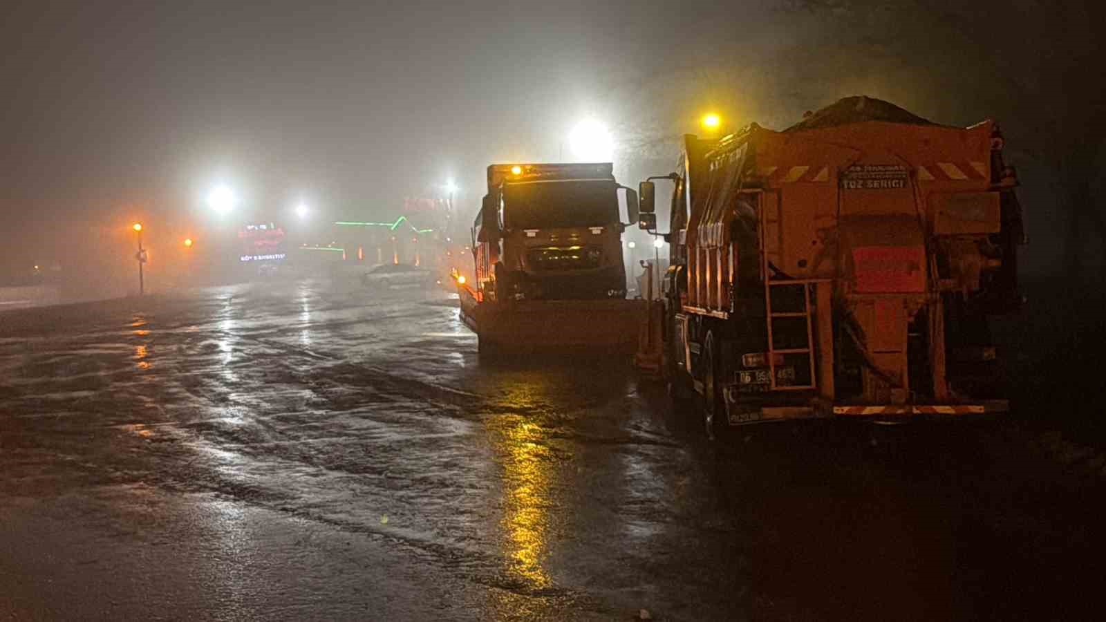 Bolu Dağı’nda sis ve sağanak yağış etkili: Karayolları ekipleri teyakkuzda
Bolu Dağı’nda sis ve sağanak yağış etkili: Karayolları ekipleri teyakkuzda
